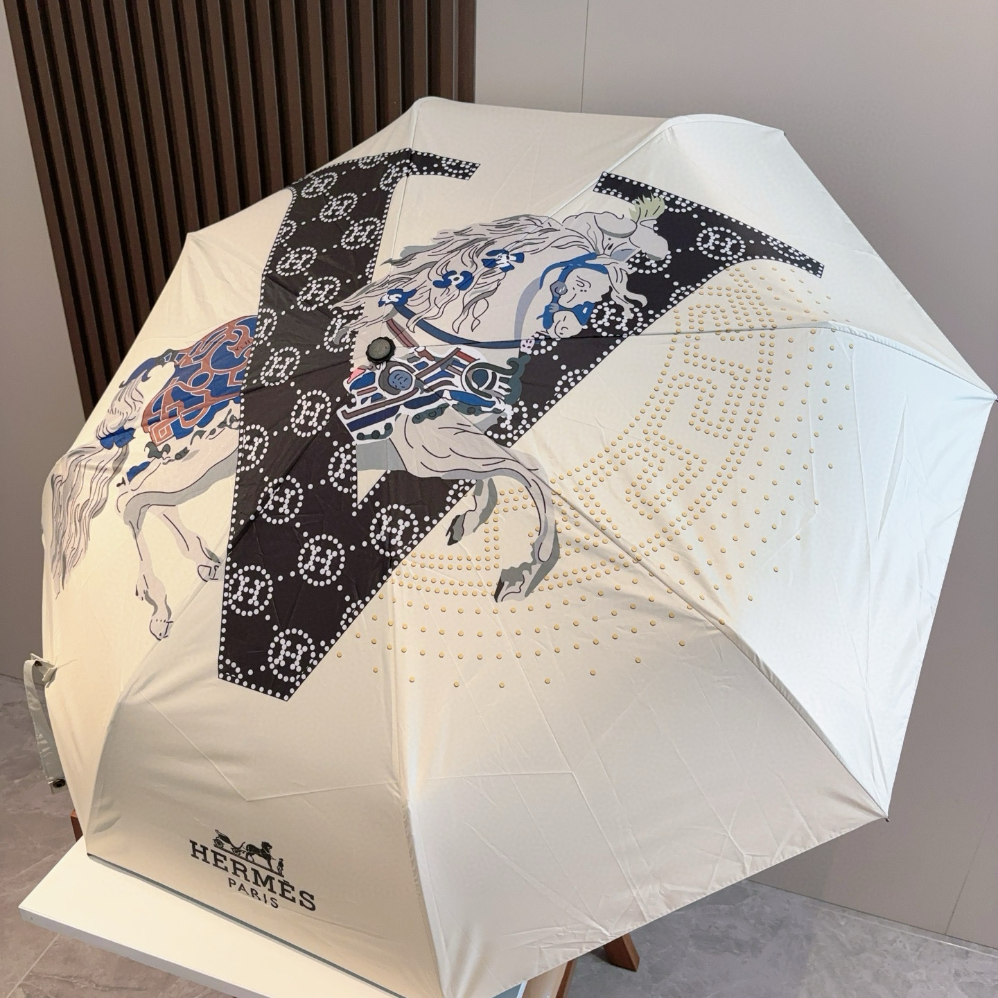 爱马仕（Hermès）   新款 极品H家三折自动伞重磅呈现 以其精湛的工艺技术和源源不断的想像力 新涂