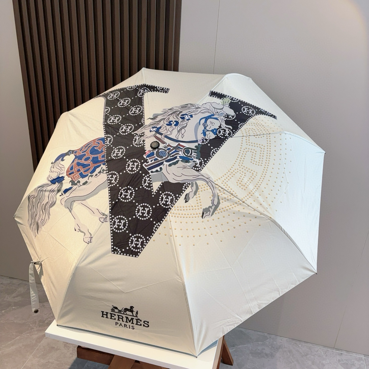 爱马仕（Hermès）   新款 极品H家三折自动伞重磅呈现 以其精湛的工艺技术和源源不断的想像力 新涂