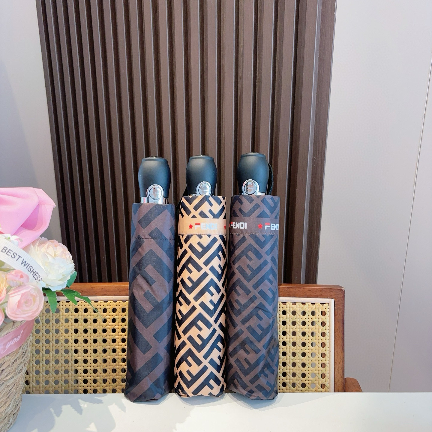  FENDI（芬迪）三折自动折叠晴雨伞 年度最新火爆单品  原单代工级品质 第一代210T碰击布防嗮拒水