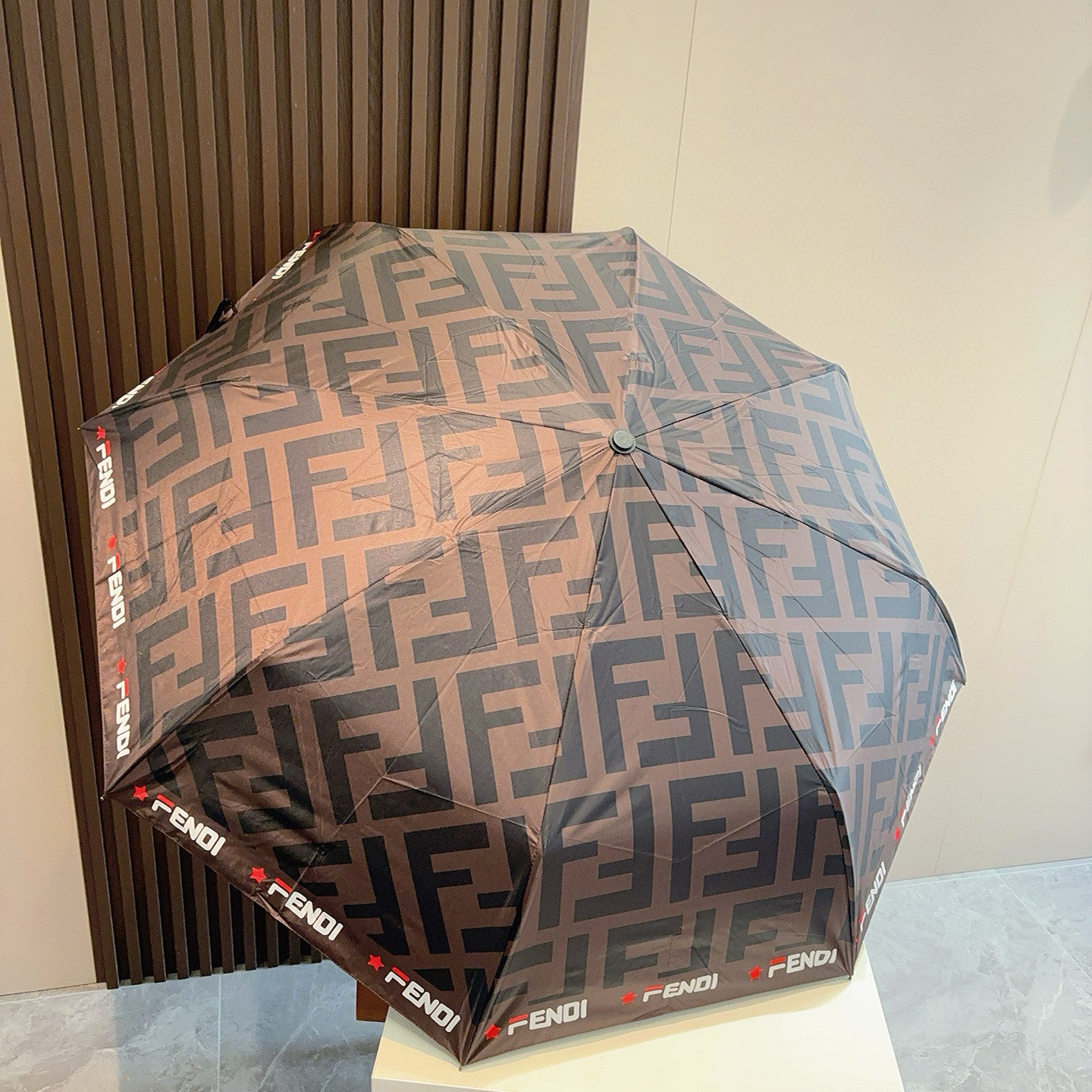  FENDI（芬迪）三折自动折叠晴雨伞 年度最新火爆单品  原单代工级品质 第一代210T碰击布防嗮拒水