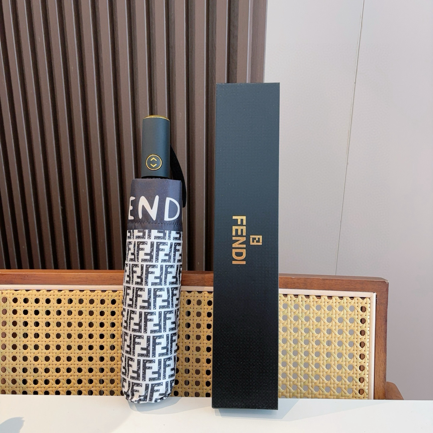  FENDI（芬迪）三折自动折叠晴雨伞 年度最新火爆单品  原单代工级品质 第一代210T碰击布防嗮拒水
