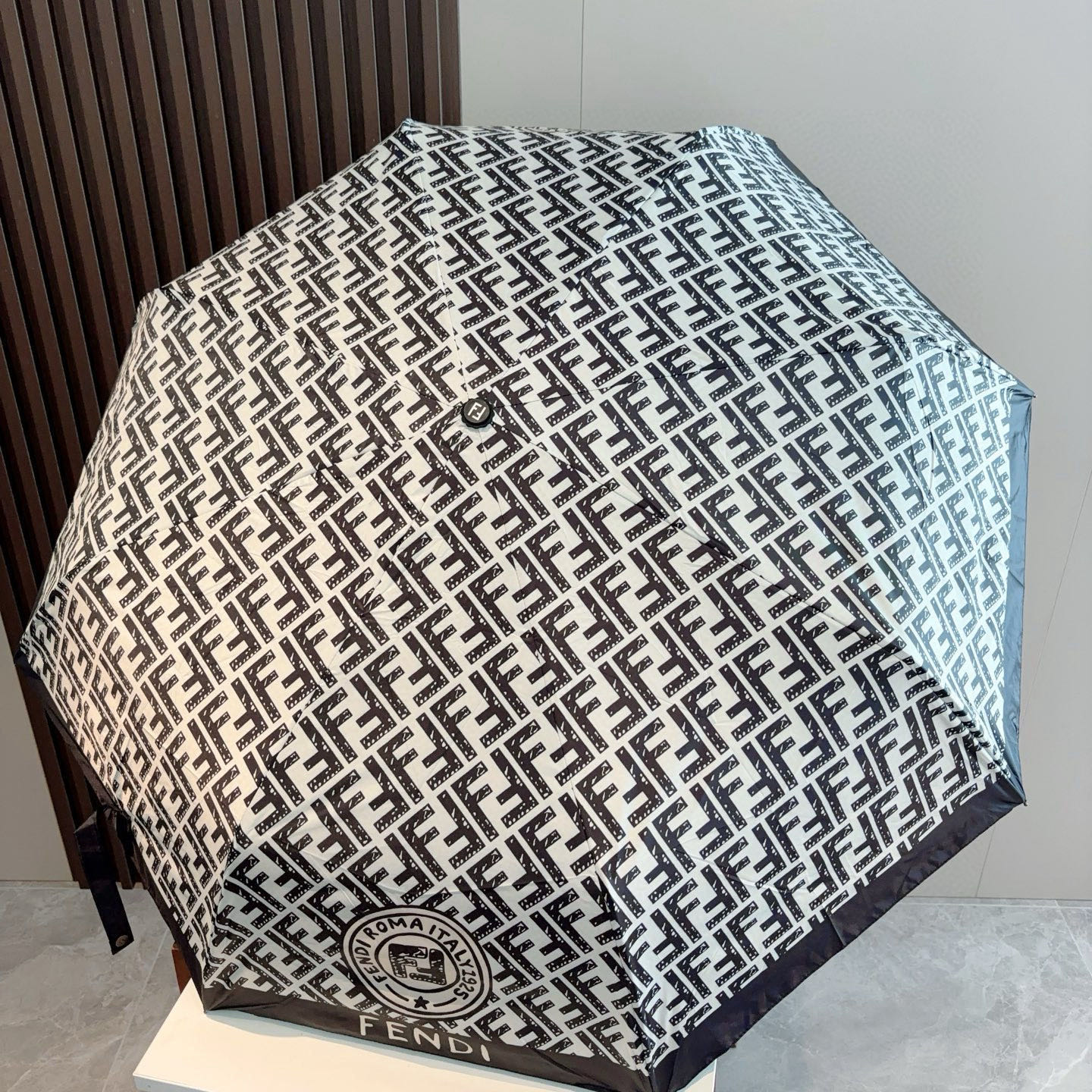  FENDI（芬迪）三折自动折叠晴雨伞 年度最新火爆单品  原单代工级品质 第一代210T碰击布防嗮拒水