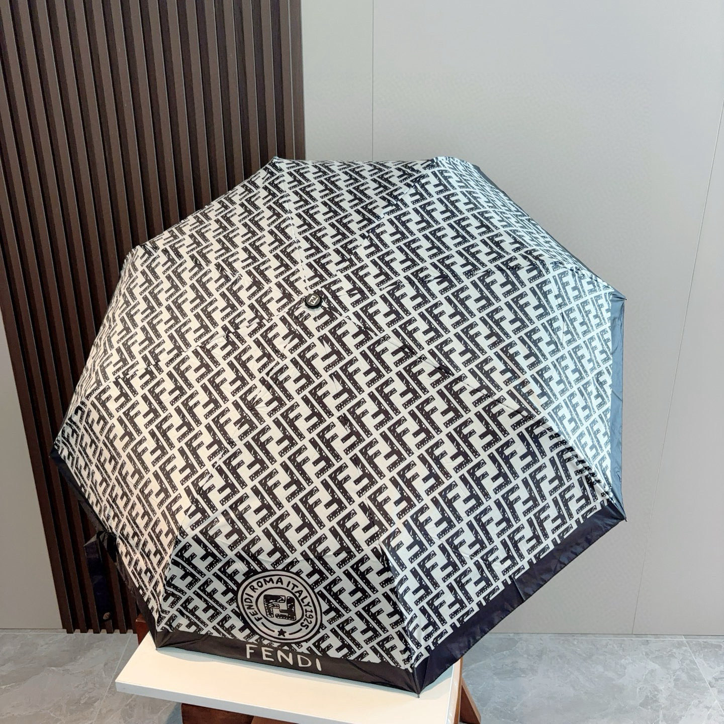  FENDI（芬迪）三折自动折叠晴雨伞 年度最新火爆单品  原单代工级品质 第一代210T碰击布防嗮拒水