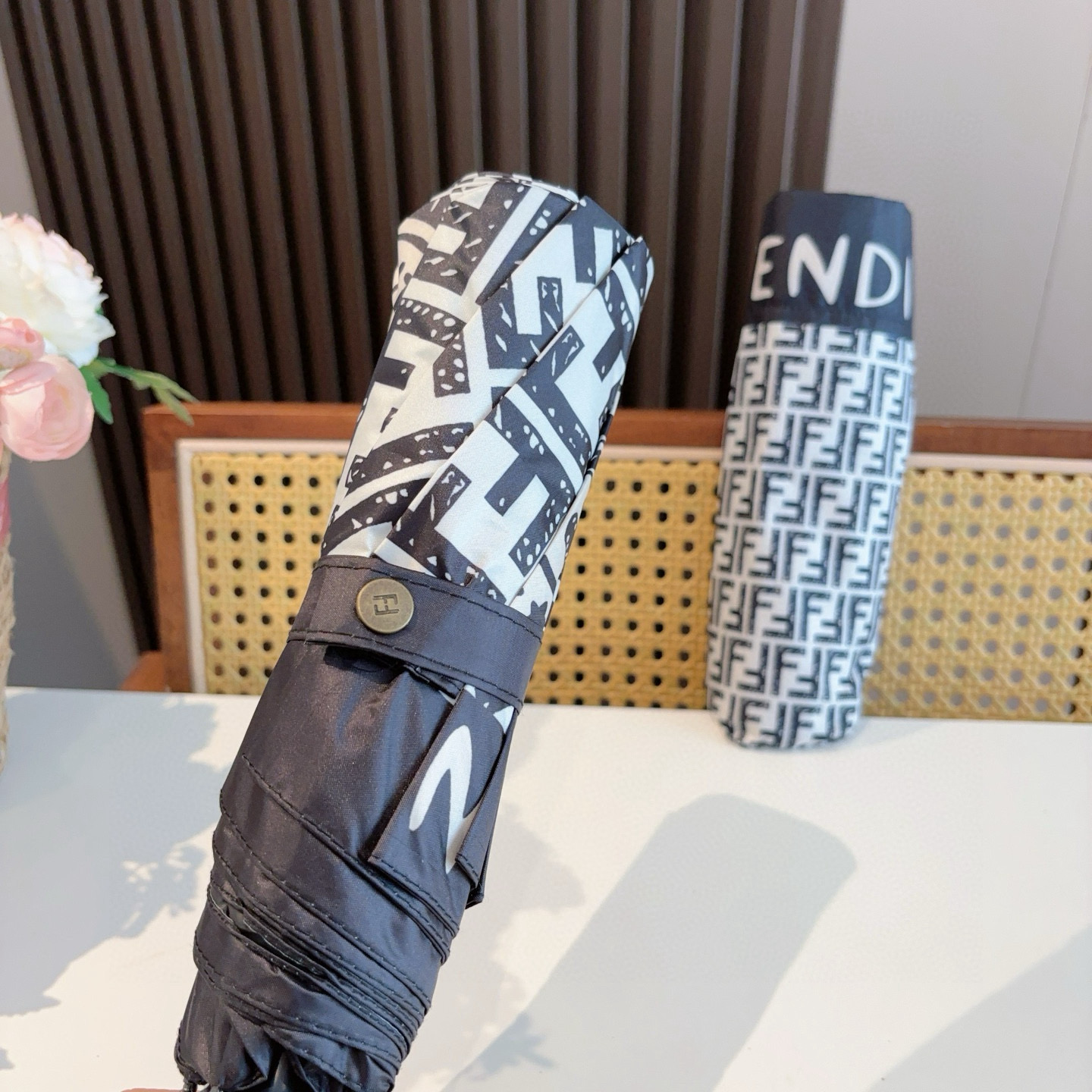  FENDI（芬迪）三折自动折叠晴雨伞 年度最新火爆单品  原单代工级品质 第一代210T碰击布防嗮拒水