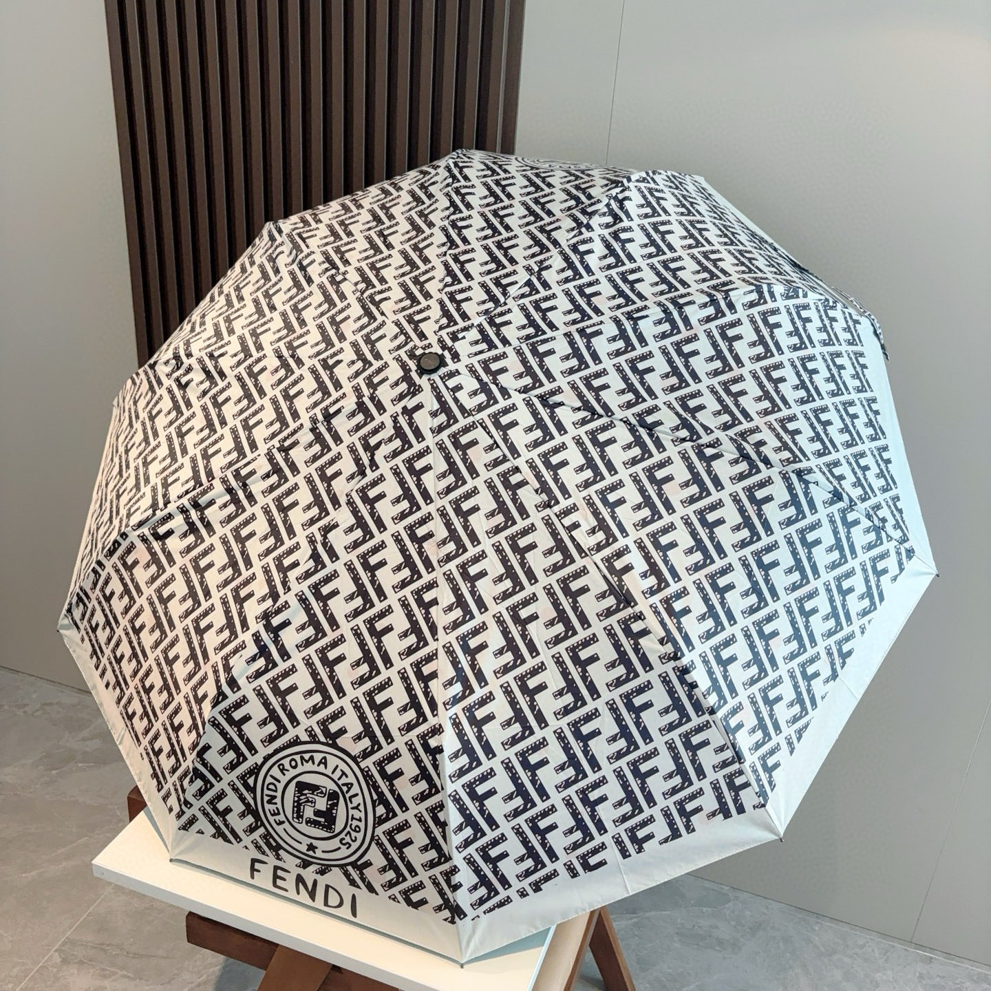  FENDI（芬迪）三折自动折叠晴雨伞 年度最新火爆单品  原单代工级品质 第一代210T碰击布防嗮拒水