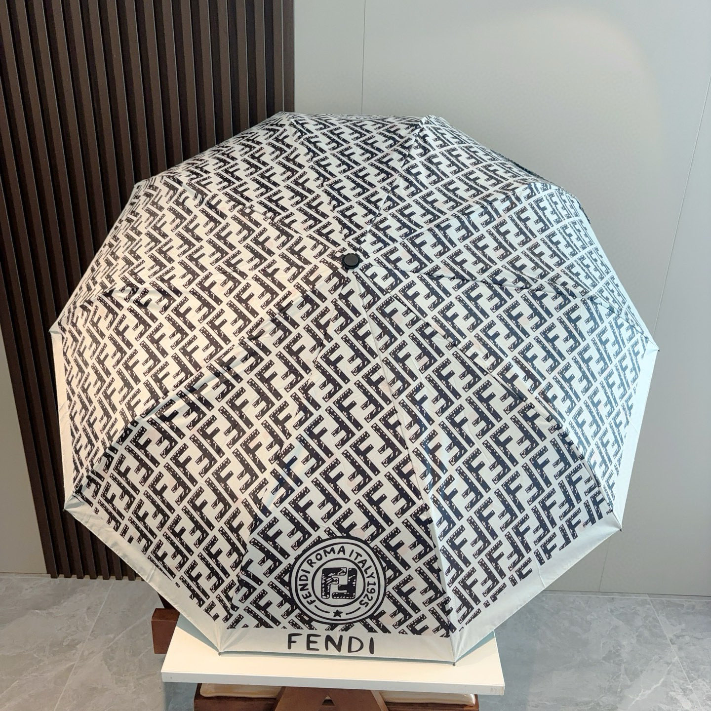  FENDI（芬迪）三折自动折叠晴雨伞 年度最新火爆单品  原单代工级品质 第一代210T碰击布防嗮拒水