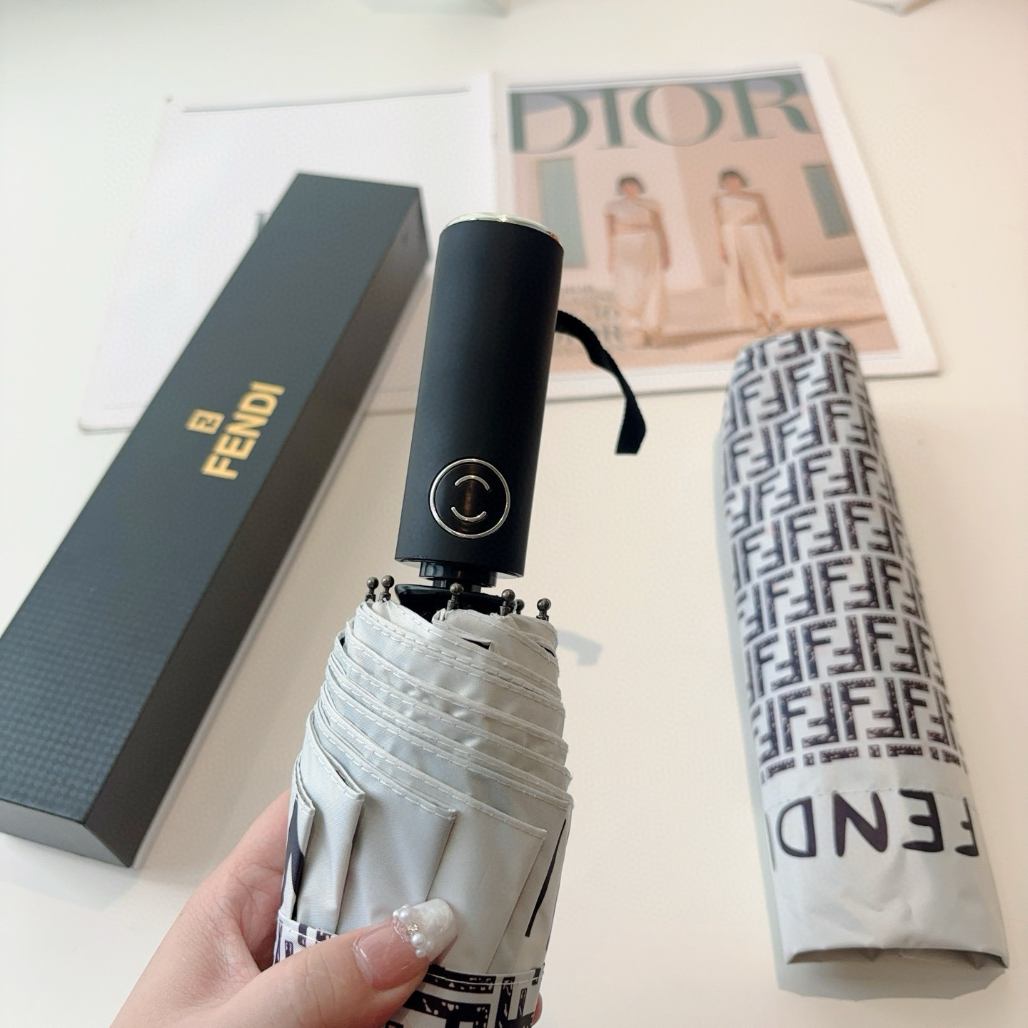  FENDI（芬迪）三折自动折叠晴雨伞 年度最新火爆单品  原单代工级品质 第一代210T碰击布防嗮拒水