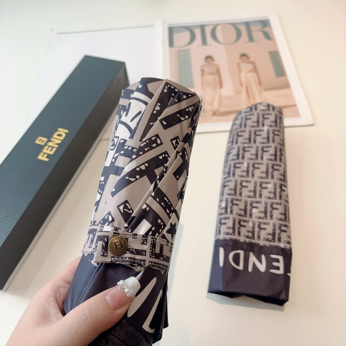  FENDI（芬迪）三折自动折叠晴雨伞 年度最新火爆单品  原单代工级品质 第一代210T碰击布防嗮拒水