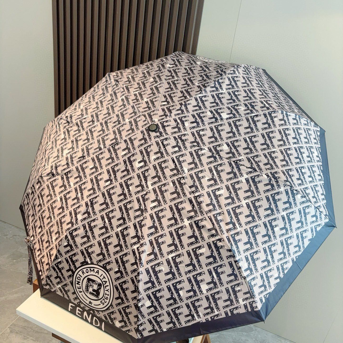 FENDI（芬迪）三折自动折叠晴雨伞 年度最新火爆单品  原单代工级品质 第一代210T碰击布防嗮拒水