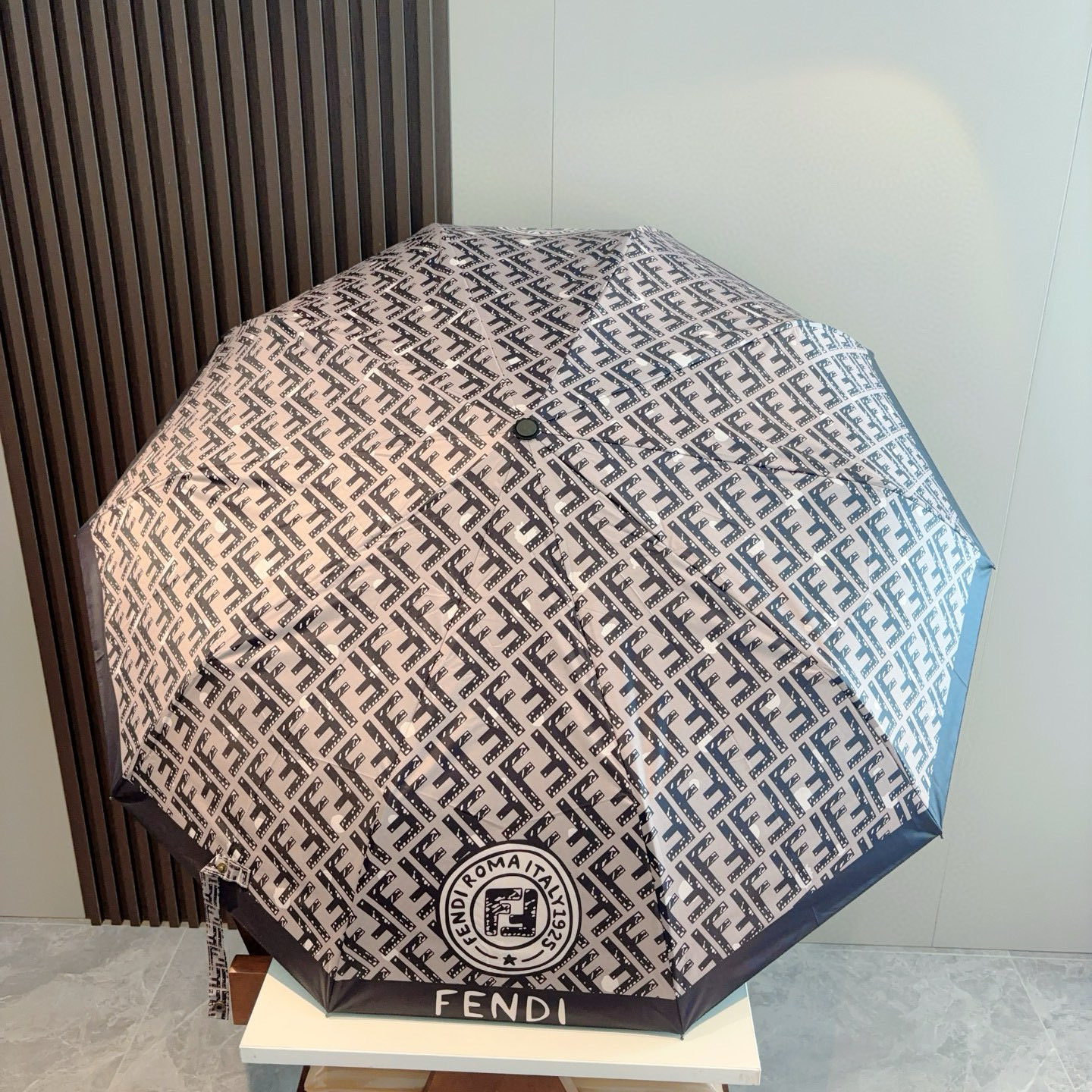  FENDI（芬迪）三折自动折叠晴雨伞 年度最新火爆单品  原单代工级品质 第一代210T碰击布防嗮拒水