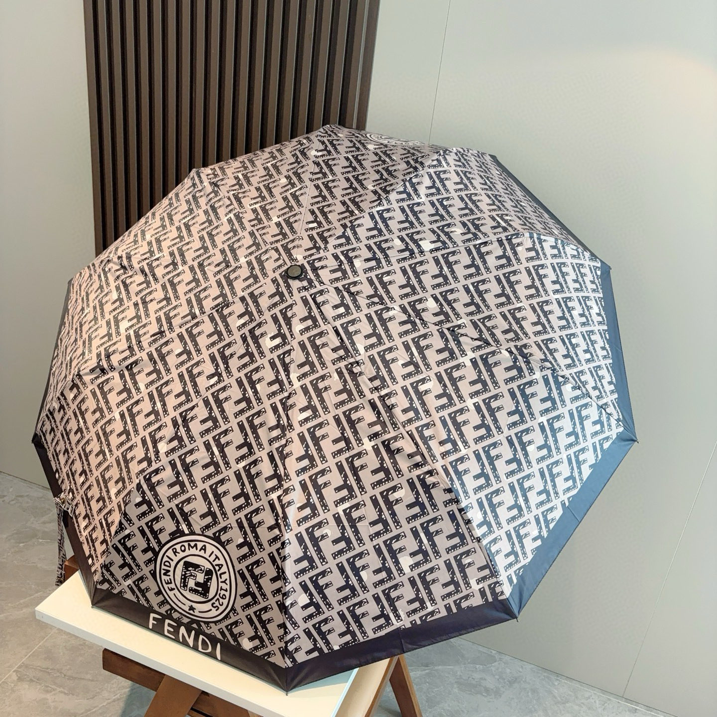  FENDI（芬迪）三折自动折叠晴雨伞 年度最新火爆单品  原单代工级品质 第一代210T碰击布防嗮拒水