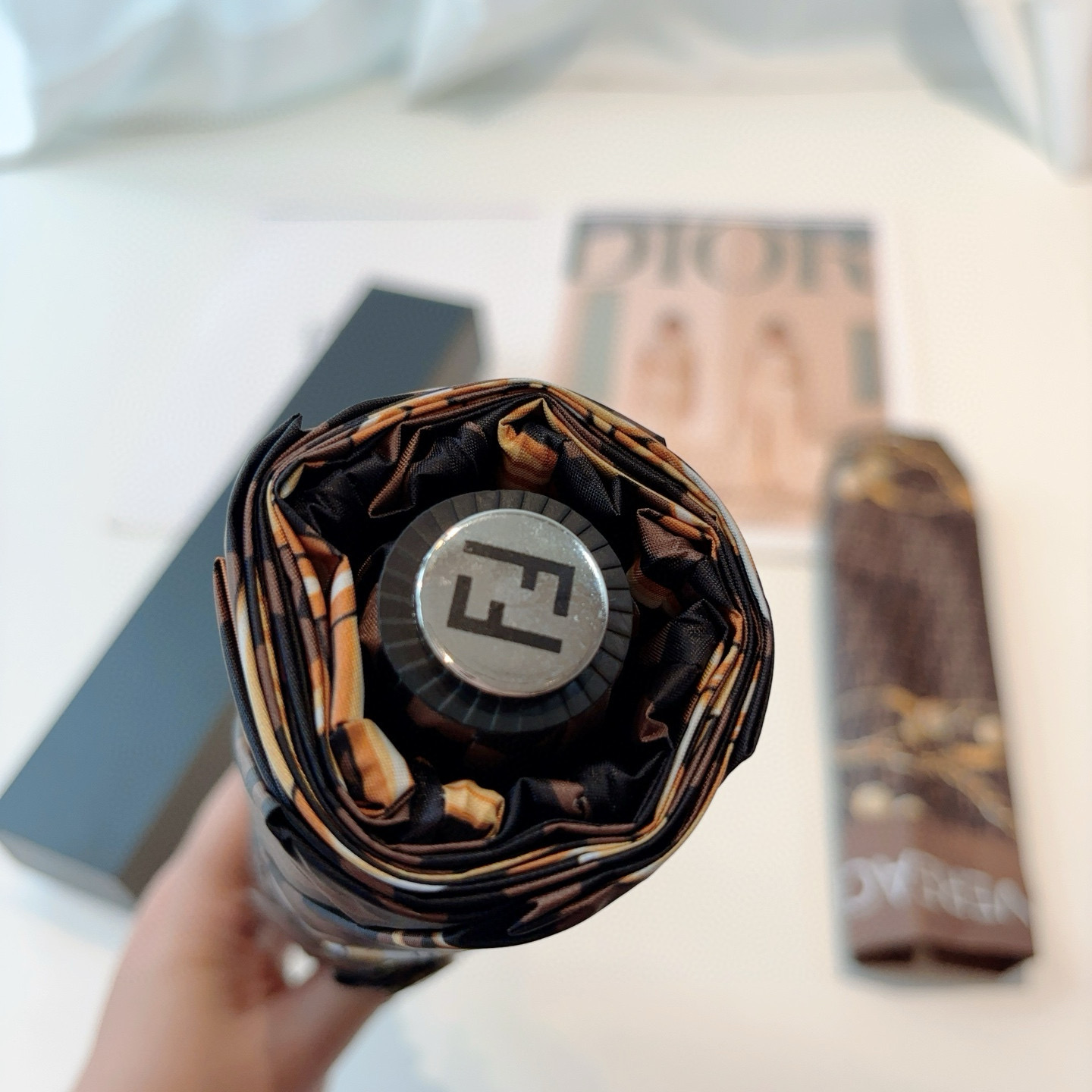  FENDI（芬迪）三折自动折叠晴雨伞 年度最新火爆单品  原单代工级品质 第一代210T碰击布防嗮拒水