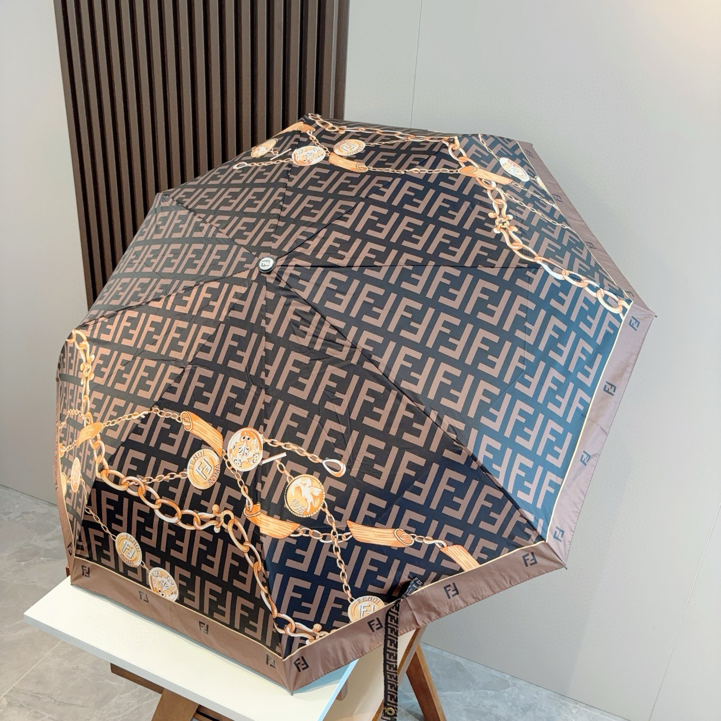  FENDI（芬迪）三折自动折叠晴雨伞 年度最新火爆单品  原单代工级品质 第一代210T碰击布防嗮拒水