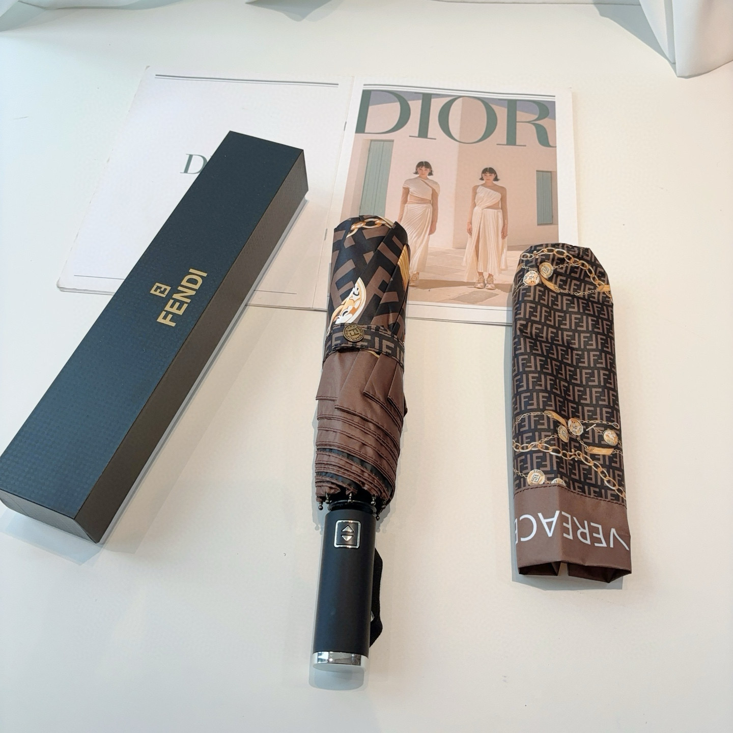  FENDI（芬迪）三折自动折叠晴雨伞 年度最新火爆单品  原单代工级品质 第一代210T碰击布防嗮拒水