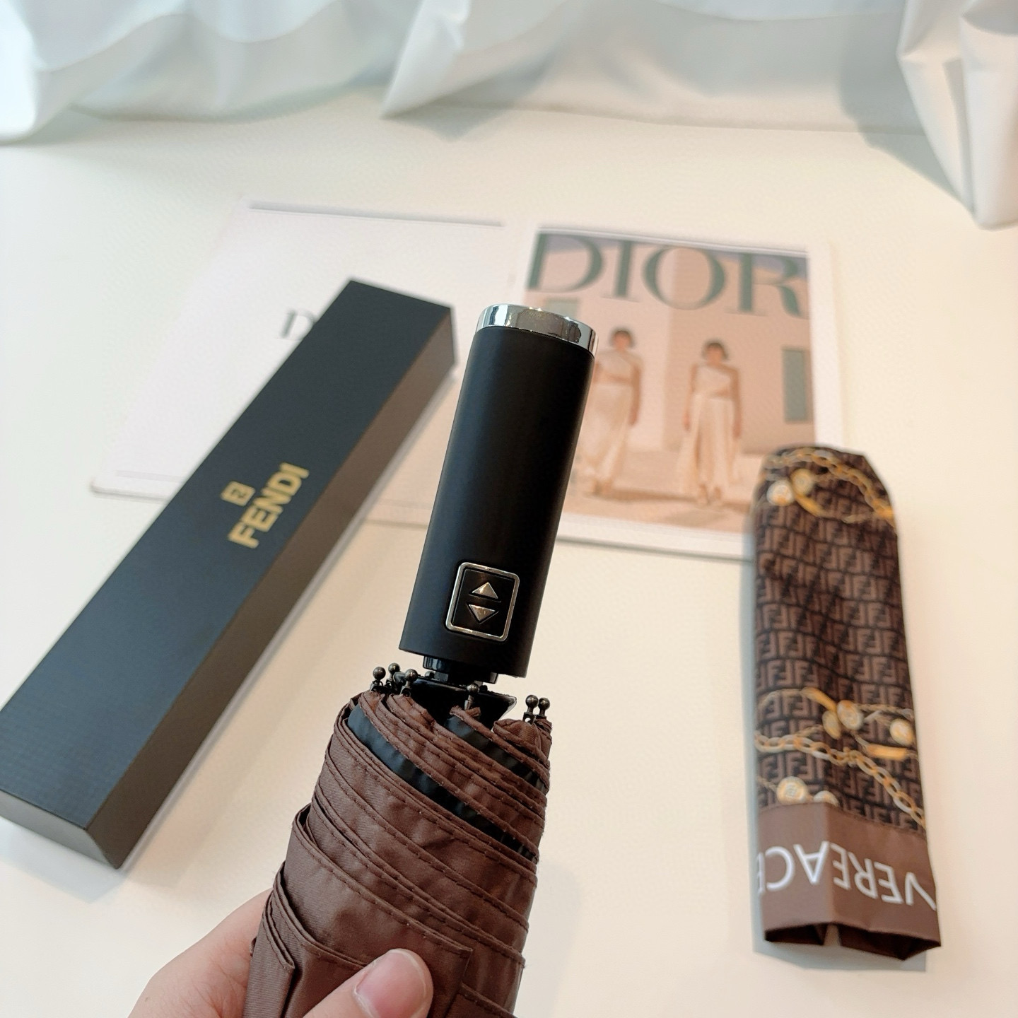  FENDI（芬迪）三折自动折叠晴雨伞 年度最新火爆单品  原单代工级品质 第一代210T碰击布防嗮拒水