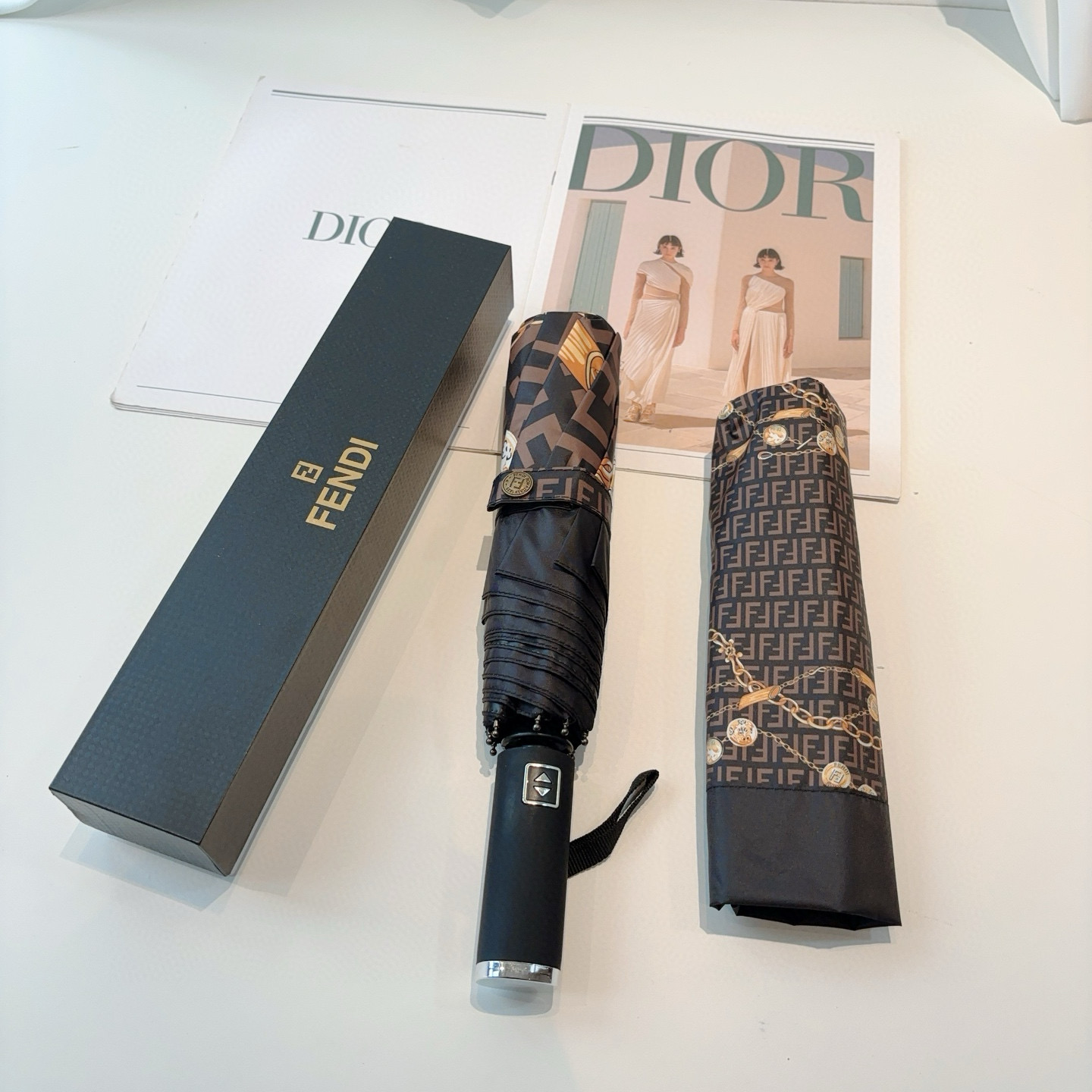  FENDI（芬迪）三折自动折叠晴雨伞 年度最新火爆单品  原单代工级品质 第一代210T碰击布防嗮拒水