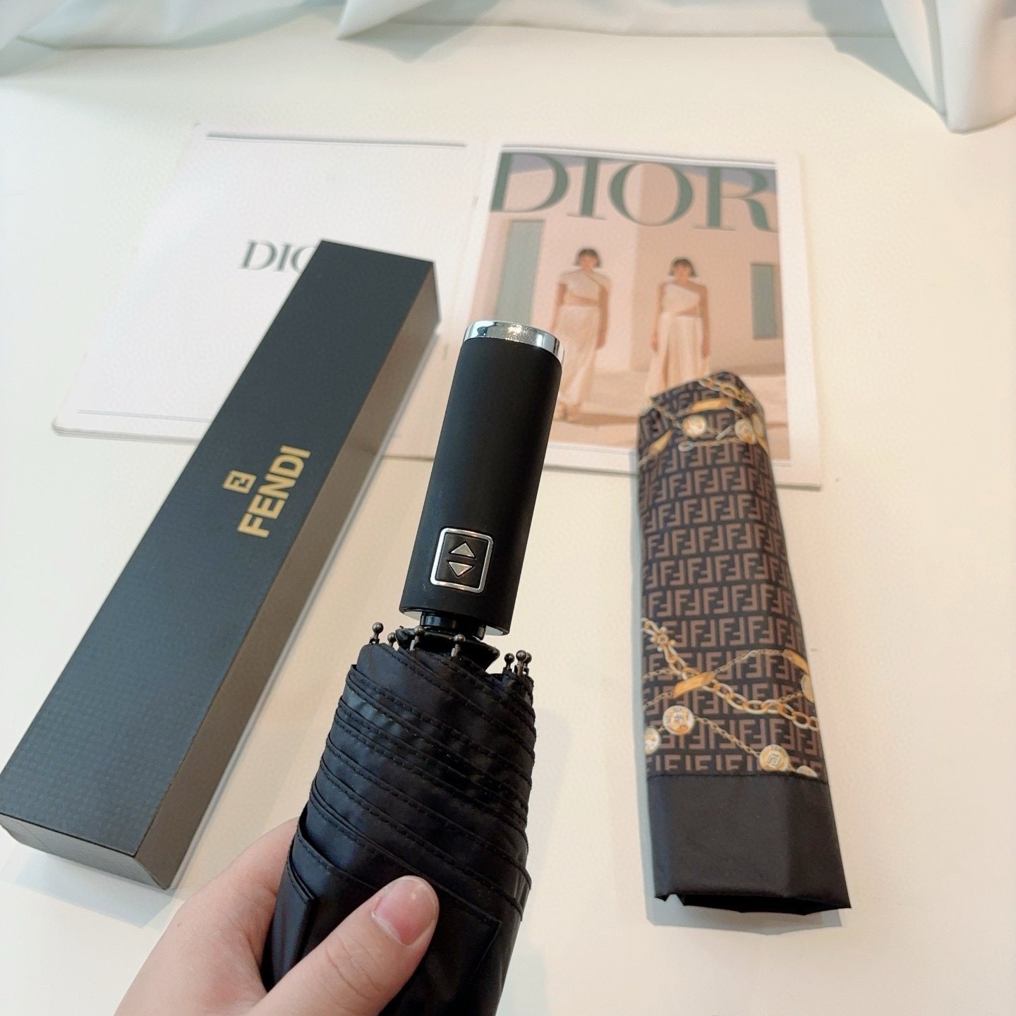  FENDI（芬迪）三折自动折叠晴雨伞 年度最新火爆单品  原单代工级品质 第一代210T碰击布防嗮拒水