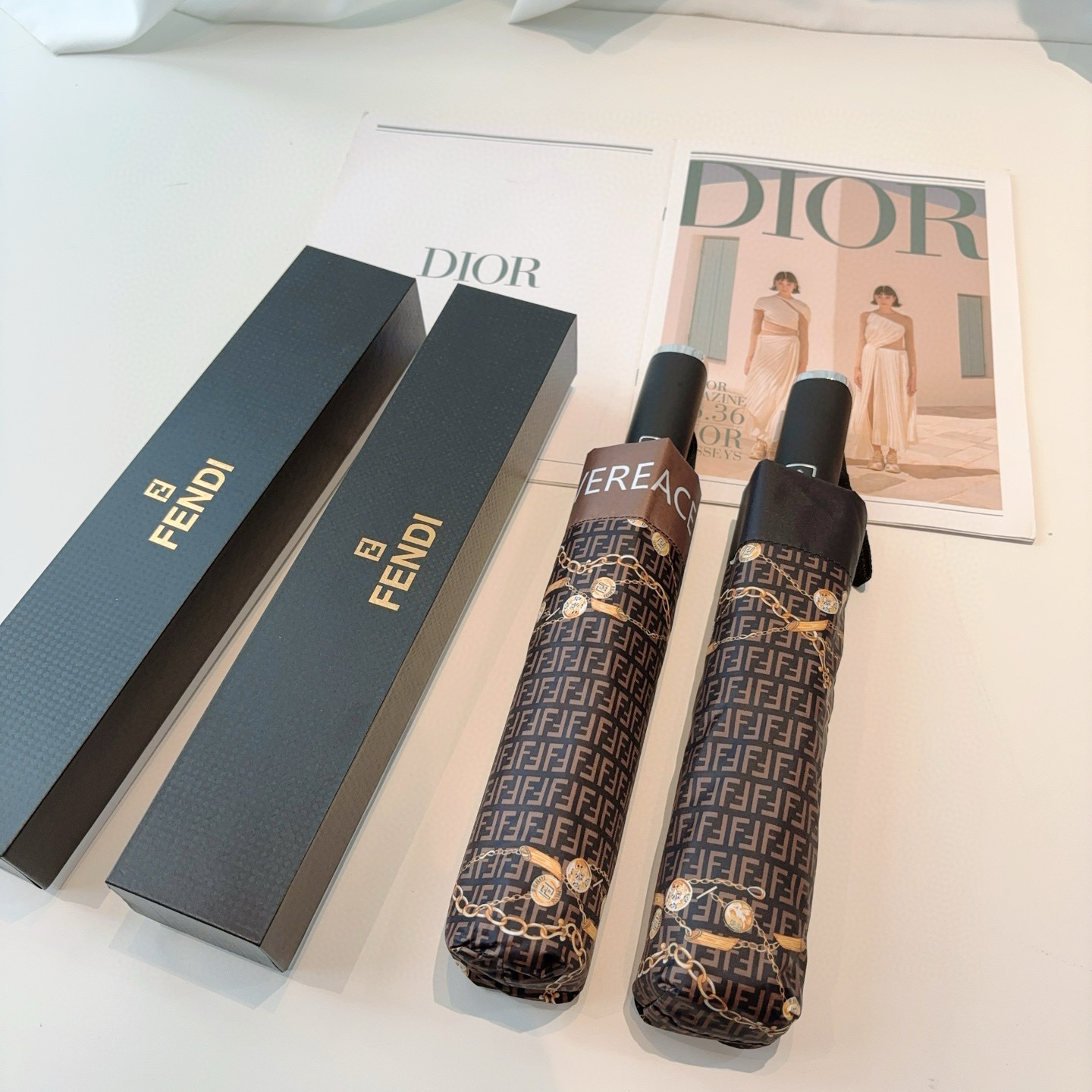  FENDI（芬迪）三折自动折叠晴雨伞 年度最新火爆单品  原单代工级品质 第一代210T碰击布防嗮拒水