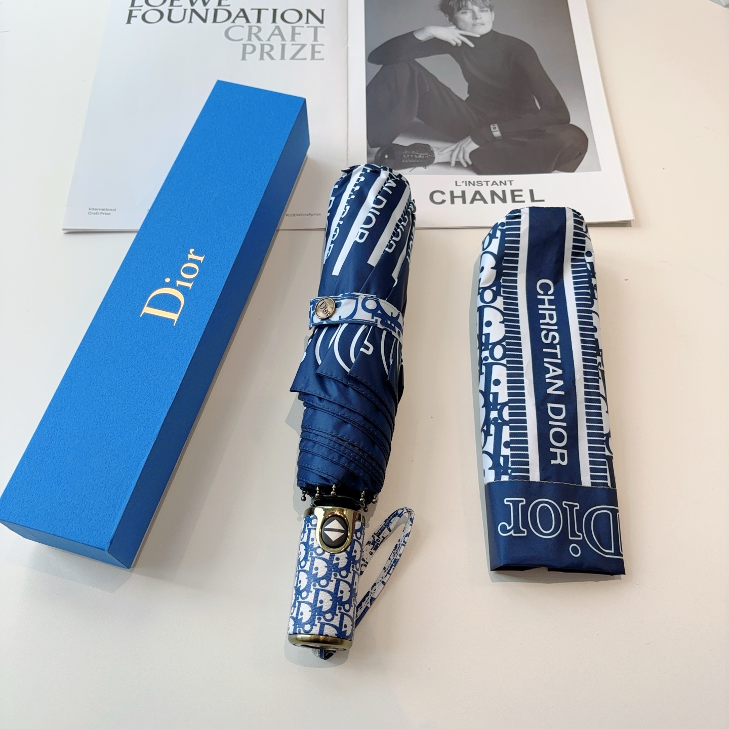  DIOR（迪奥） 三折自动折叠晴雨伞  时尚原单代工品质 细节精致 看得见的品质 打破一成不变 色泽纯
