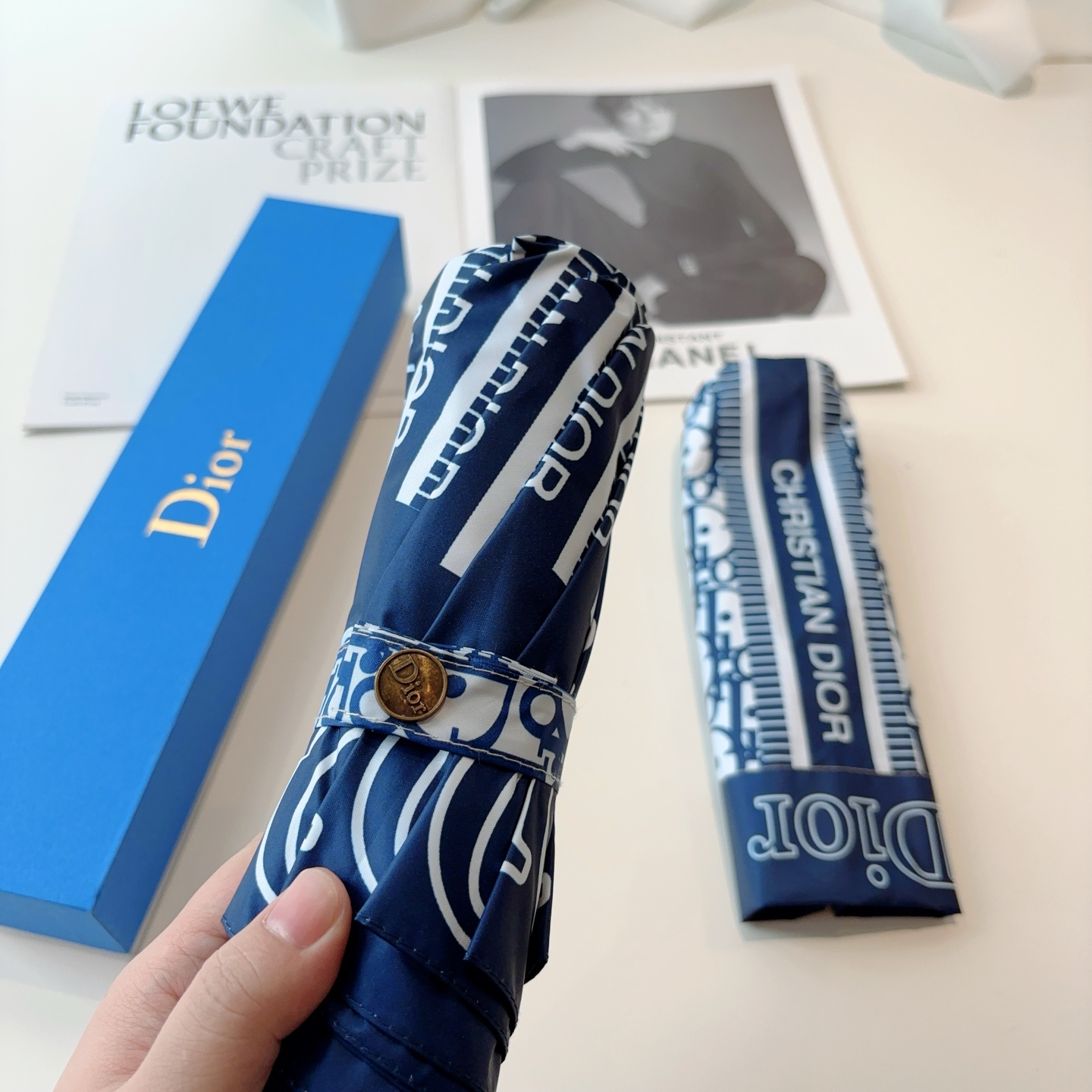  DIOR（迪奥） 三折自动折叠晴雨伞  时尚原单代工品质 细节精致 看得见的品质 打破一成不变 色泽纯