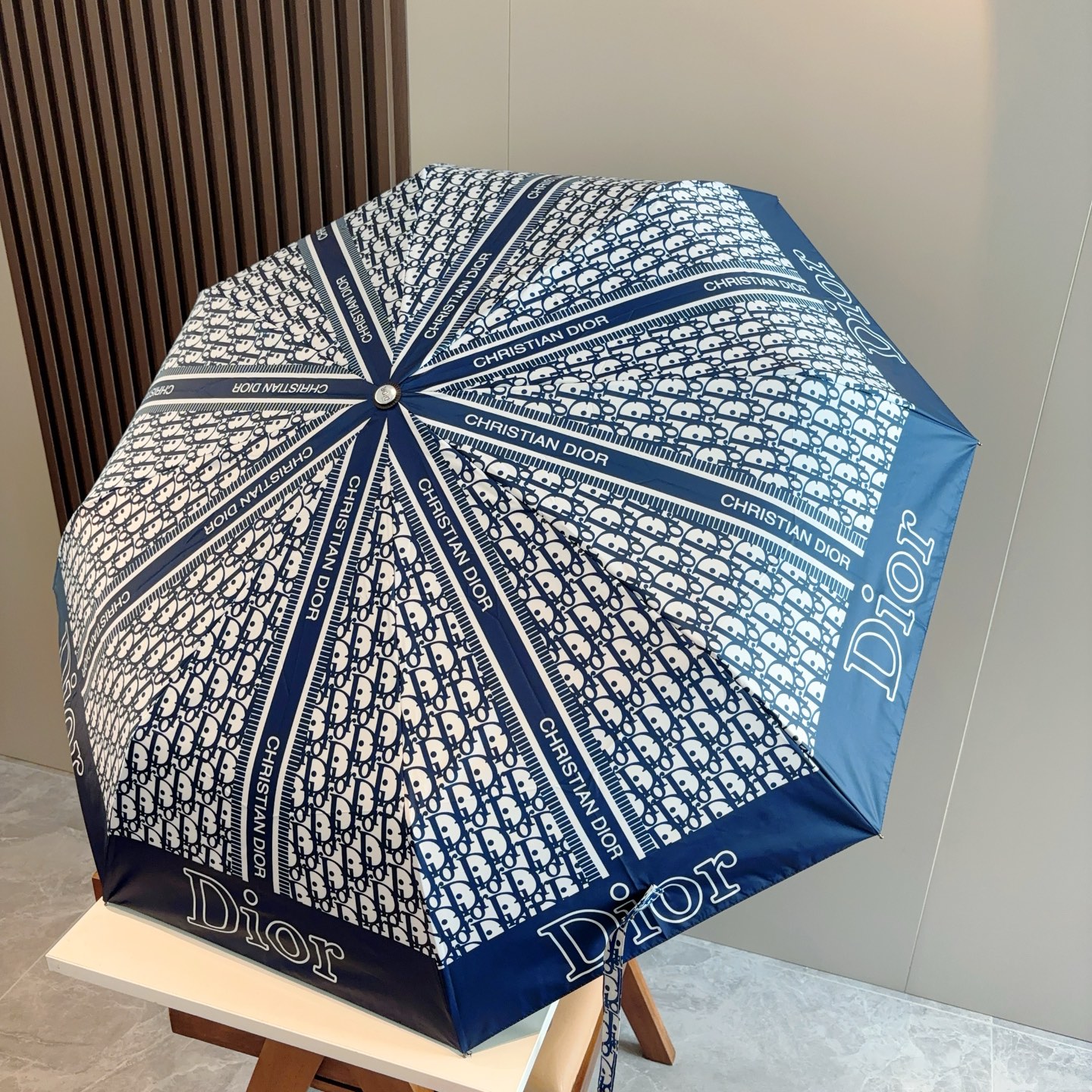  DIOR（迪奥） 三折自动折叠晴雨伞  时尚原单代工品质 细节精致 看得见的品质 打破一成不变 色泽纯
