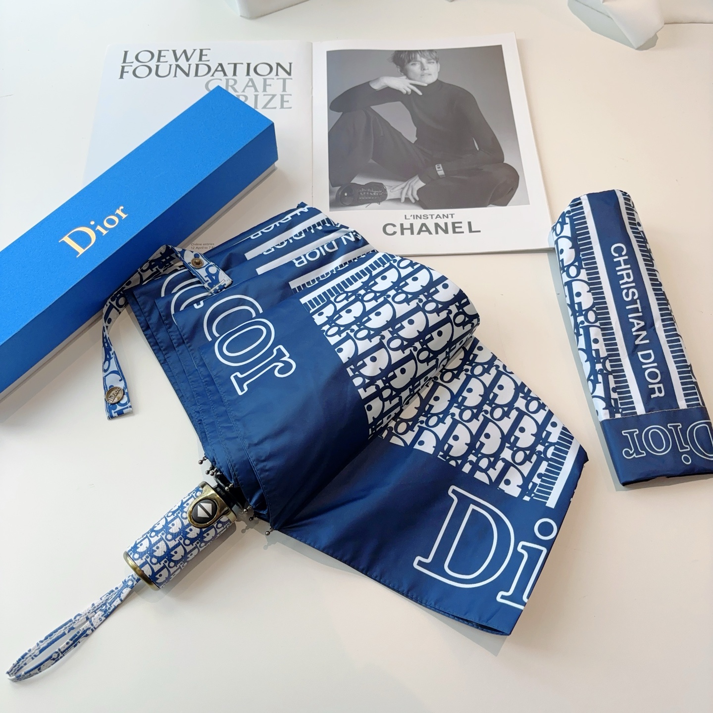  DIOR（迪奥） 三折自动折叠晴雨伞  时尚原单代工品质 细节精致 看得见的品质 打破一成不变 色泽纯