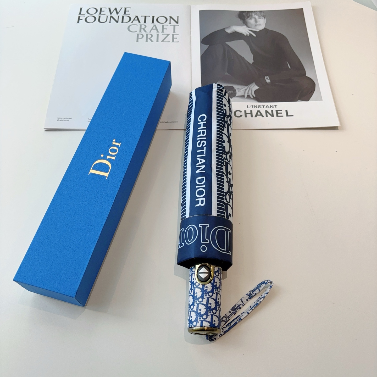  DIOR（迪奥） 三折自动折叠晴雨伞  时尚原单代工品质 细节精致 看得见的品质 打破一成不变 色泽纯