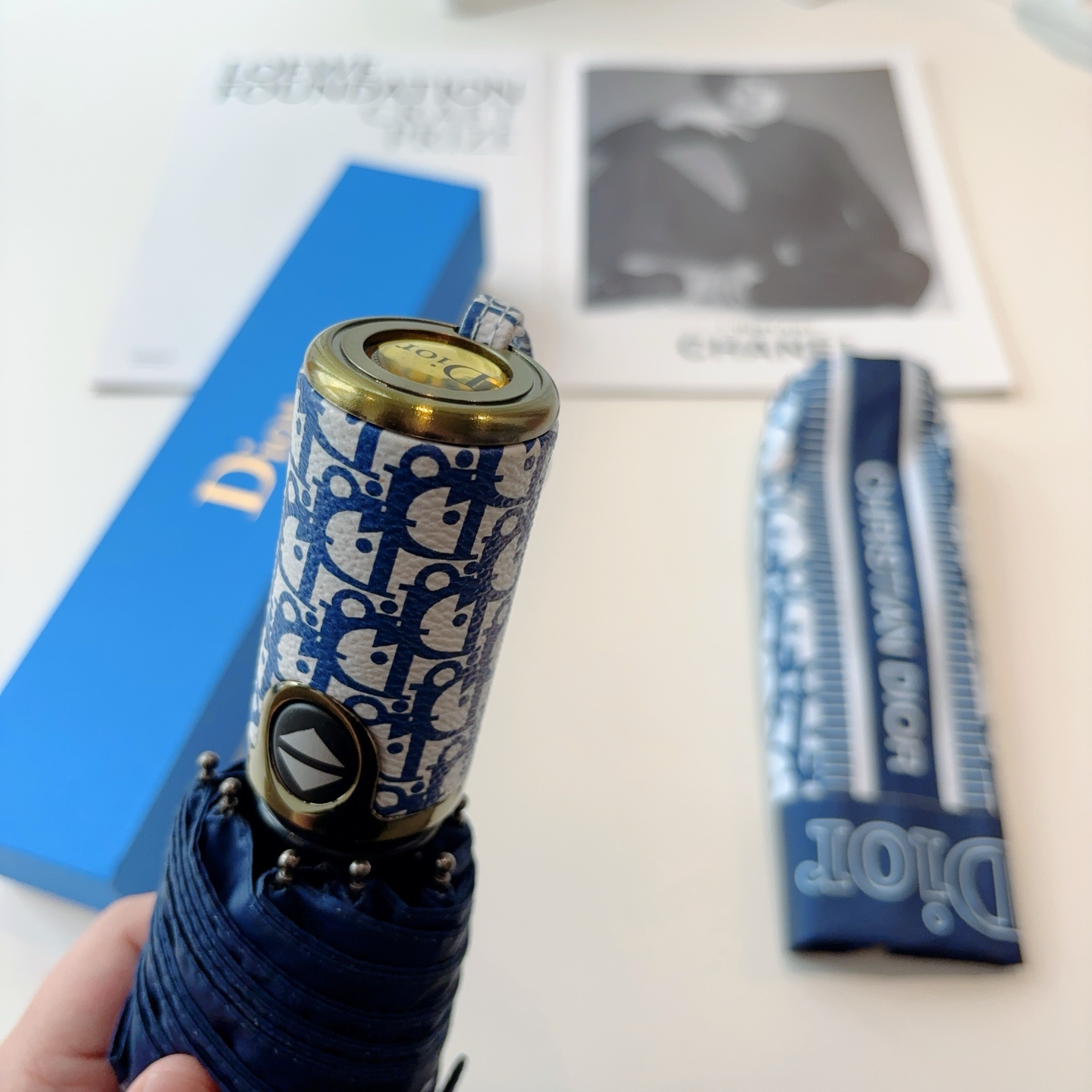  DIOR（迪奥） 三折自动折叠晴雨伞  时尚原单代工品质 细节精致 看得见的品质 打破一成不变 色泽纯