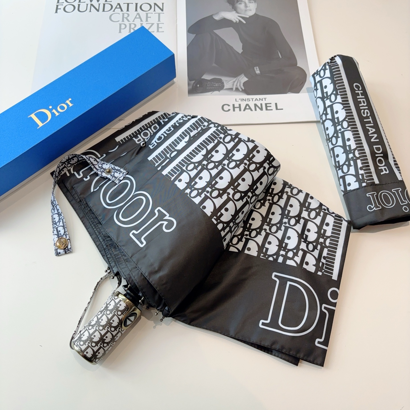  DIOR（迪奥） 三折自动折叠晴雨伞  时尚原单代工品质 细节精致 看得见的品质 打破一成不变 色泽纯