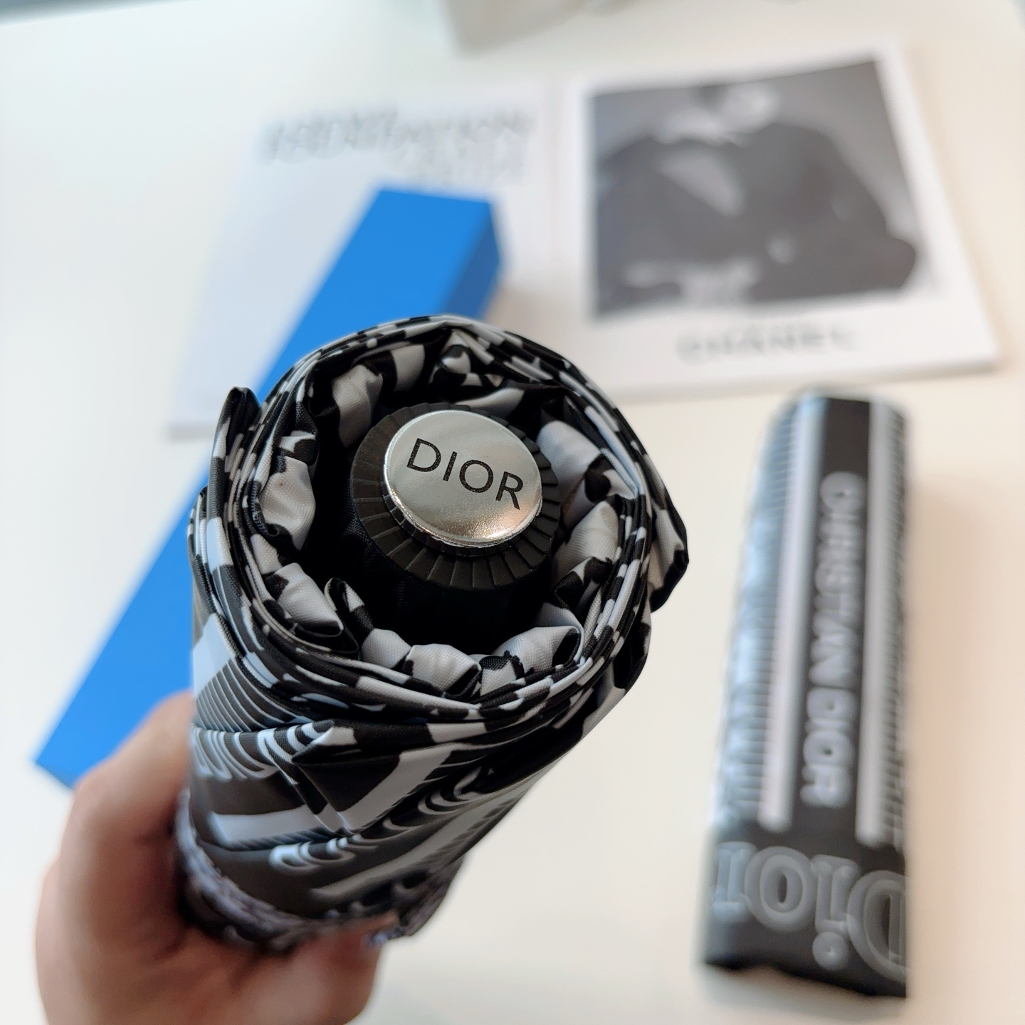 DIOR（迪奥） 三折自动折叠晴雨伞  时尚原单代工品质 细节精致 看得见的品质 打破一成不变 色泽纯
