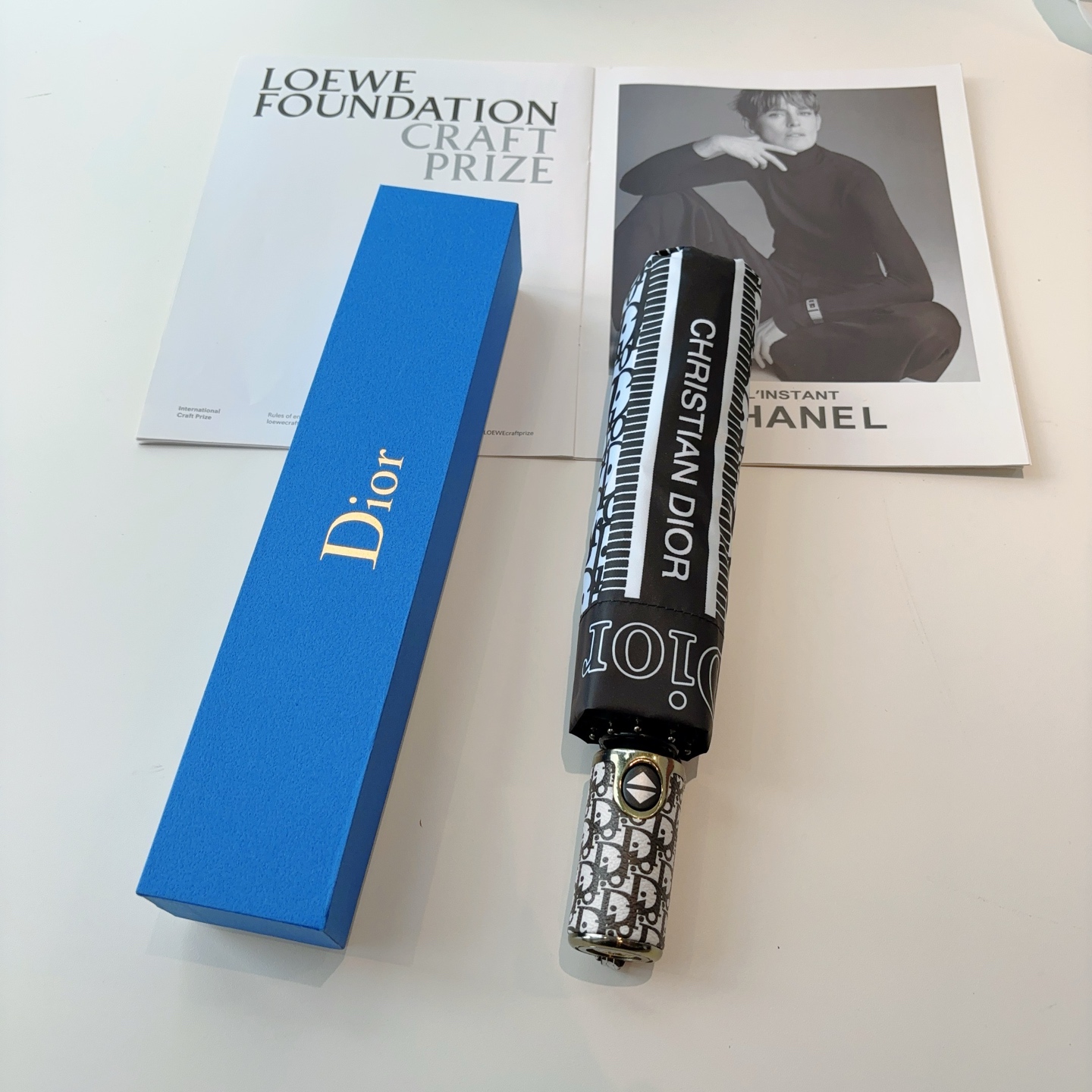  DIOR（迪奥） 三折自动折叠晴雨伞  时尚原单代工品质 细节精致 看得见的品质 打破一成不变 色泽纯