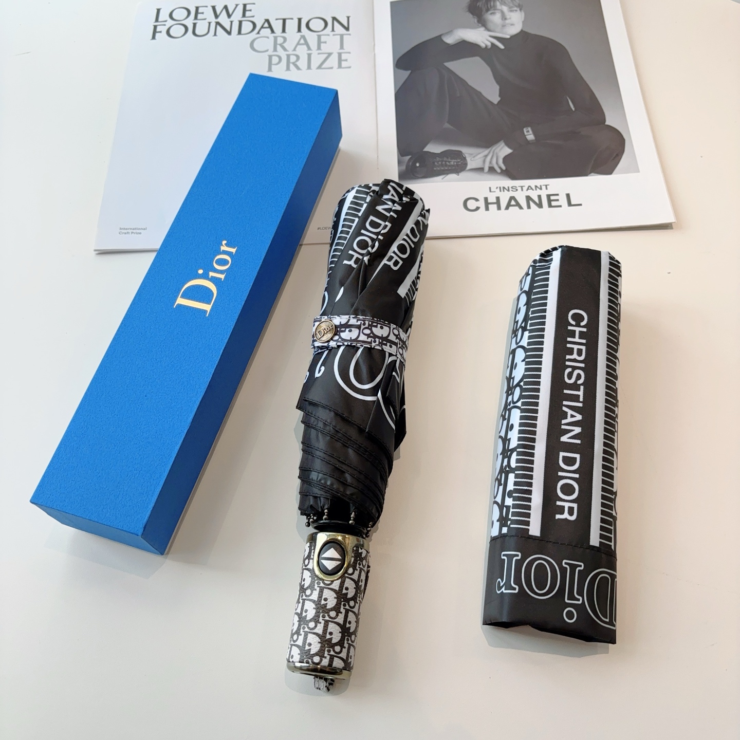  DIOR（迪奥） 三折自动折叠晴雨伞  时尚原单代工品质 细节精致 看得见的品质 打破一成不变 色泽纯