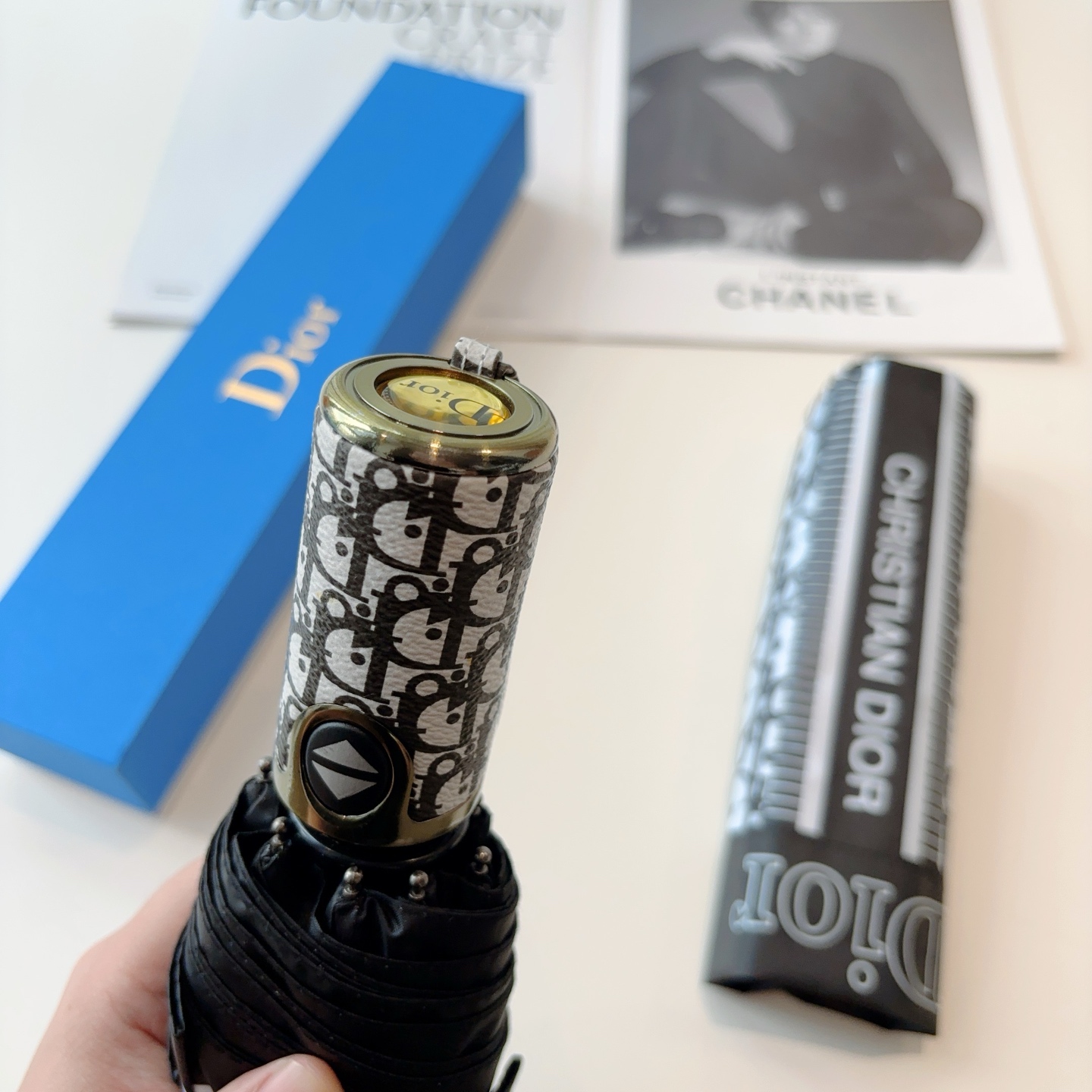  DIOR（迪奥） 三折自动折叠晴雨伞  时尚原单代工品质 细节精致 看得见的品质 打破一成不变 色泽纯