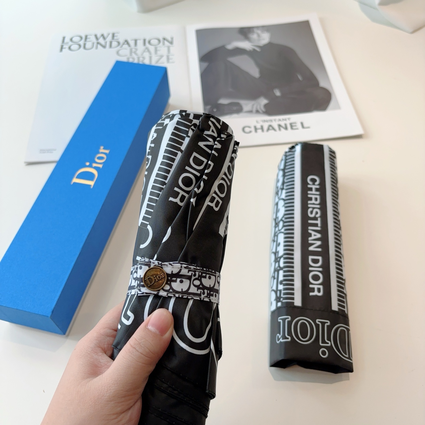  DIOR（迪奥） 三折自动折叠晴雨伞  时尚原单代工品质 细节精致 看得见的品质 打破一成不变 色泽纯