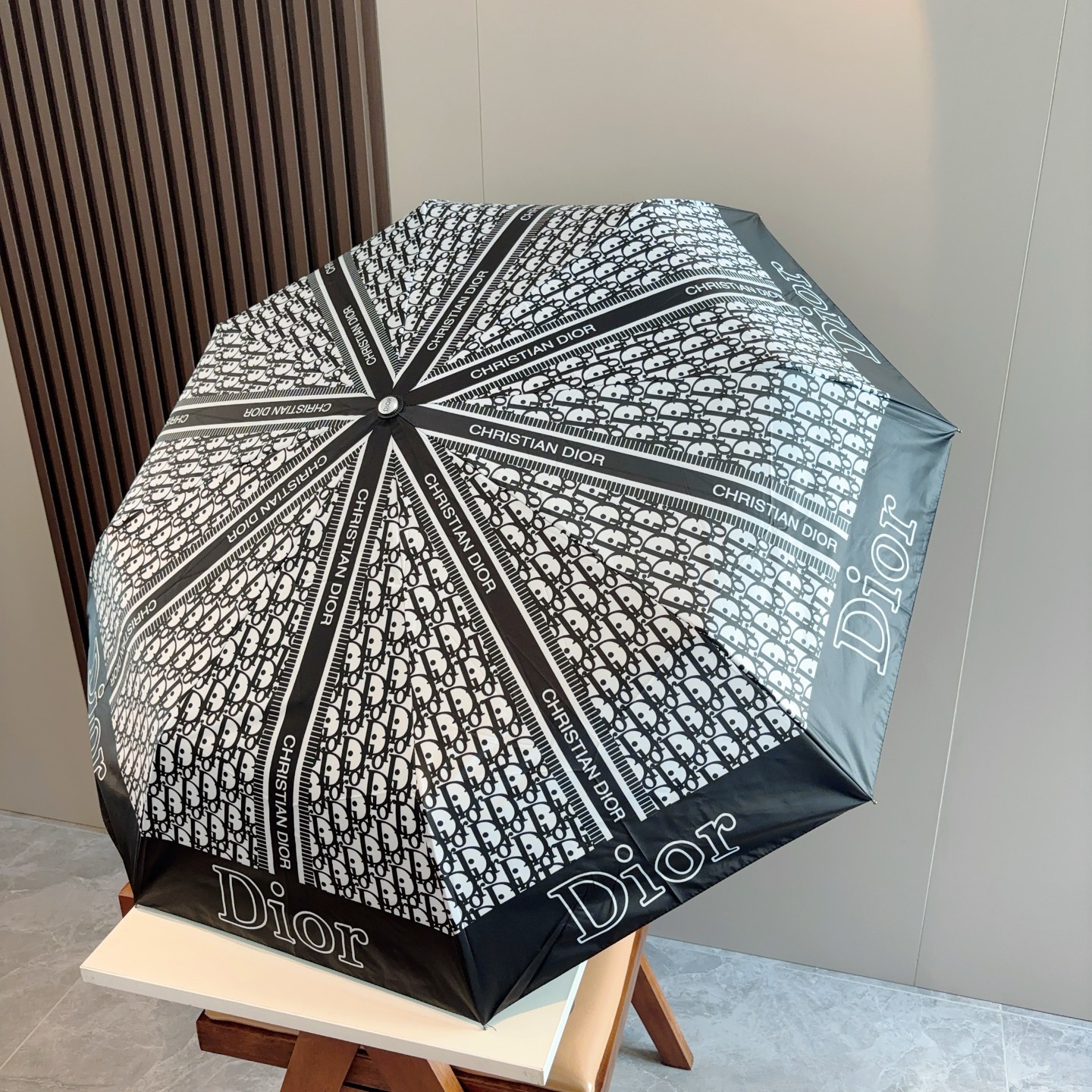  DIOR（迪奥） 三折自动折叠晴雨伞  时尚原单代工品质 细节精致 看得见的品质 打破一成不变 色泽纯
