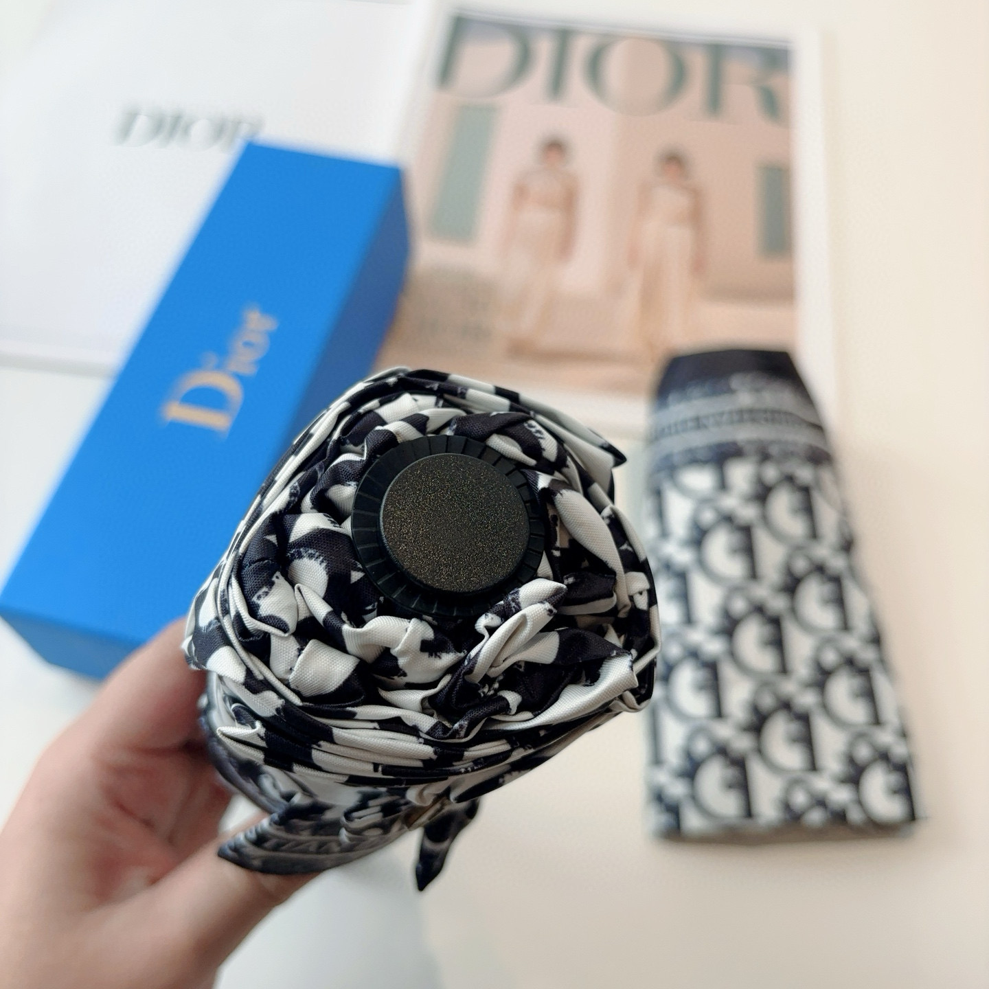  DIOR （迪奥） 五折手开折叠伞 超轻口袋 仅18cm  热卖款 时尚指数爆表 无论晴天雨天使用都相