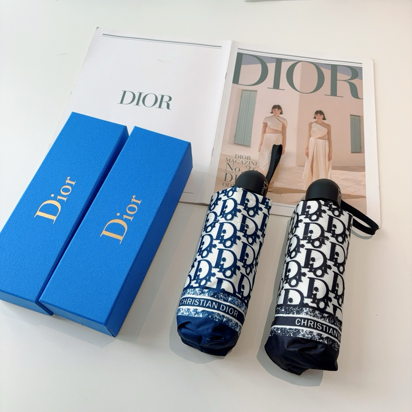  DIOR （迪奥） 五折手开折叠伞 超轻口袋 仅18cm  热卖款 时尚指数爆表 无论晴天雨天使用都相