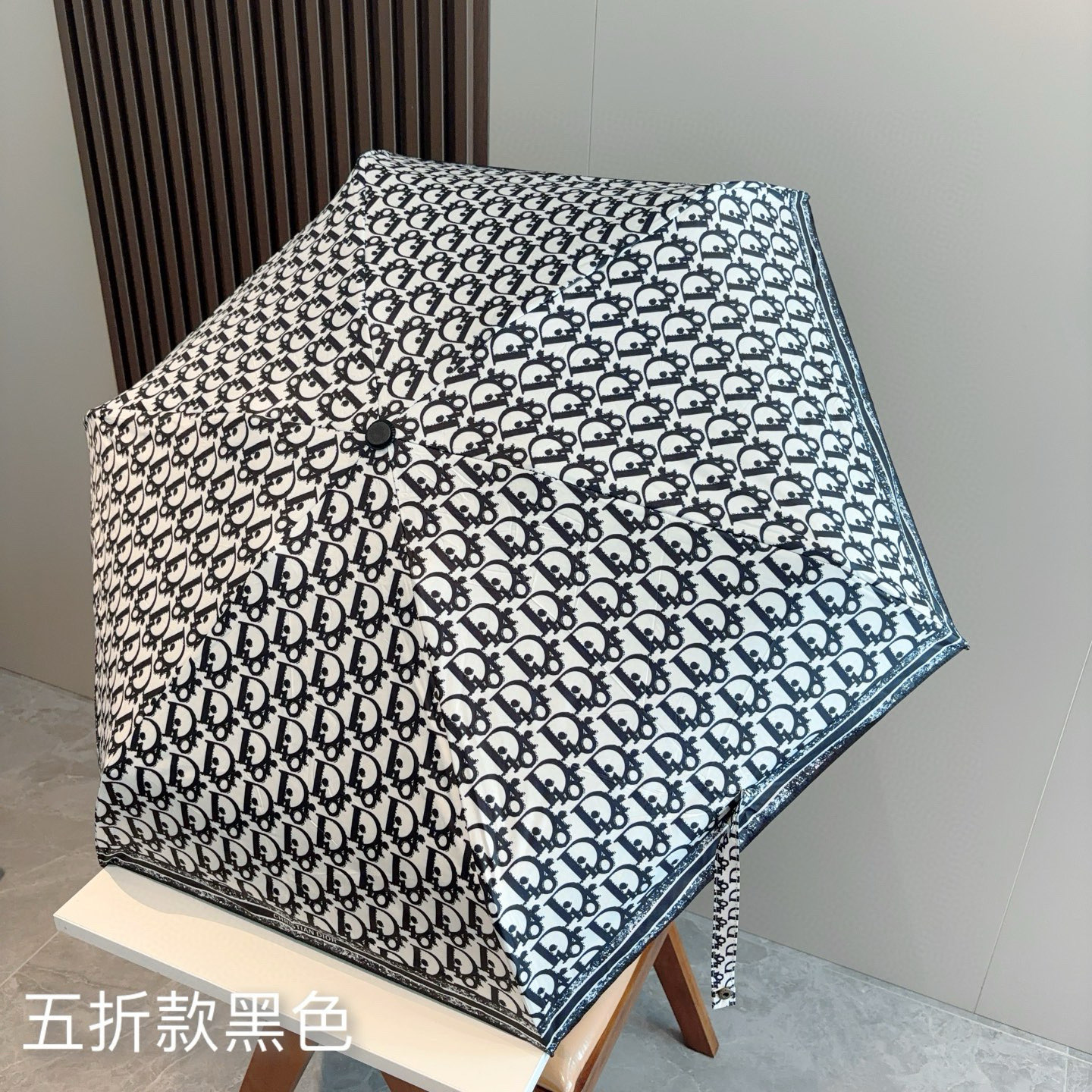  DIOR （迪奥） 五折手开折叠伞 超轻口袋 仅18cm  热卖款 时尚指数爆表 无论晴天雨天使用都相