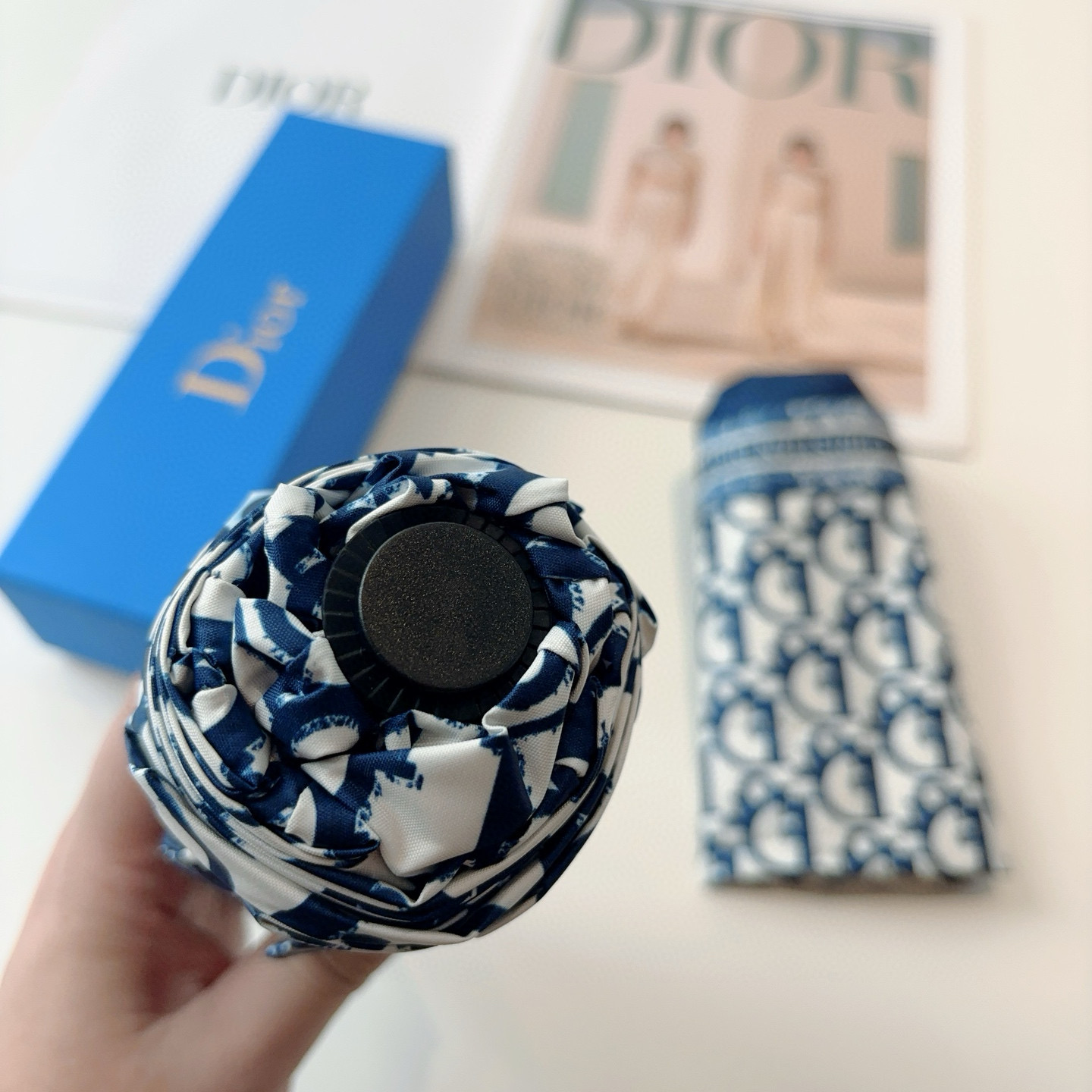  DIOR （迪奥） 五折手开折叠伞 超轻口袋 仅18cm  热卖款 时尚指数爆表 无论晴天雨天使用都相