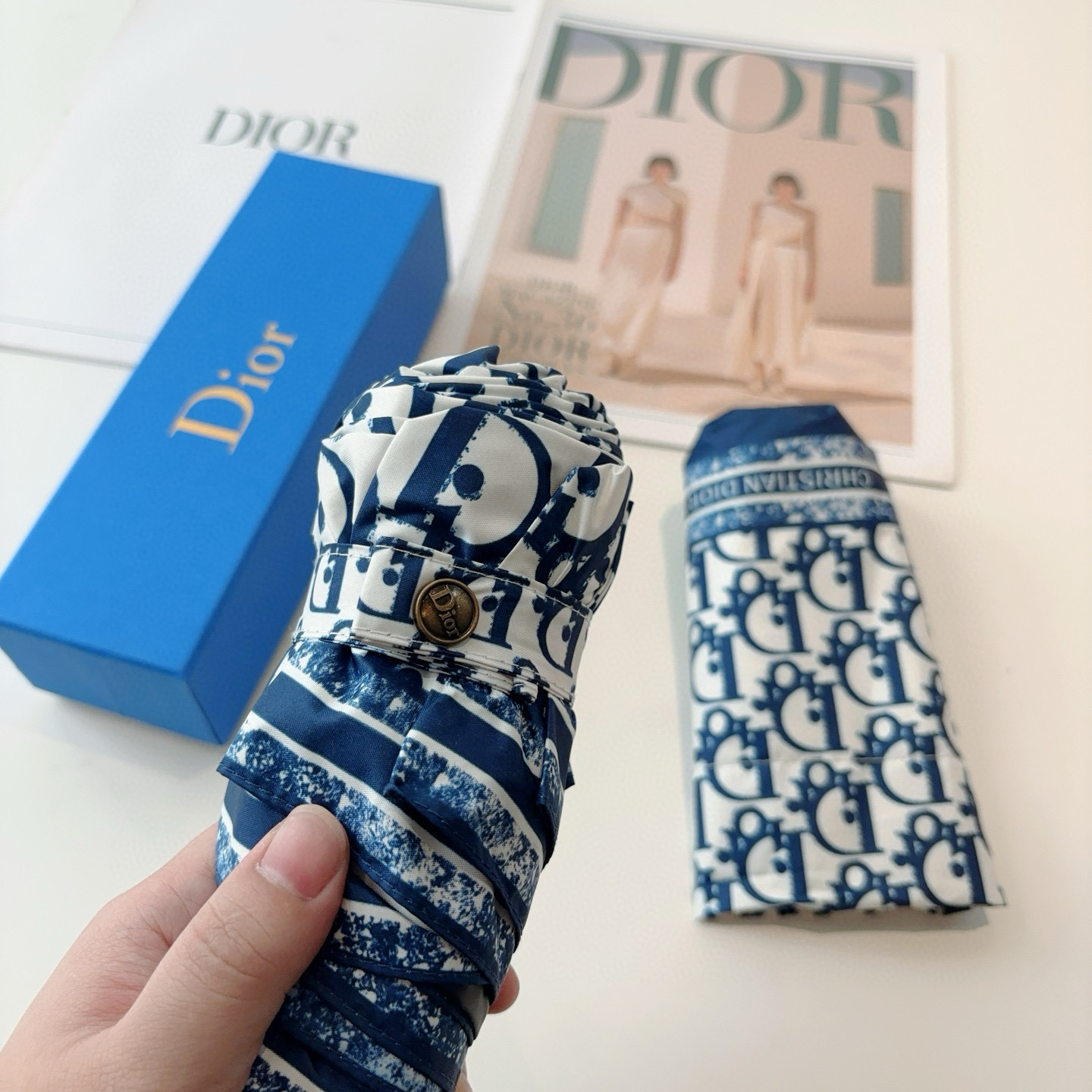  DIOR （迪奥） 五折手开折叠伞 超轻口袋 仅18cm  热卖款 时尚指数爆表 无论晴天雨天使用都相