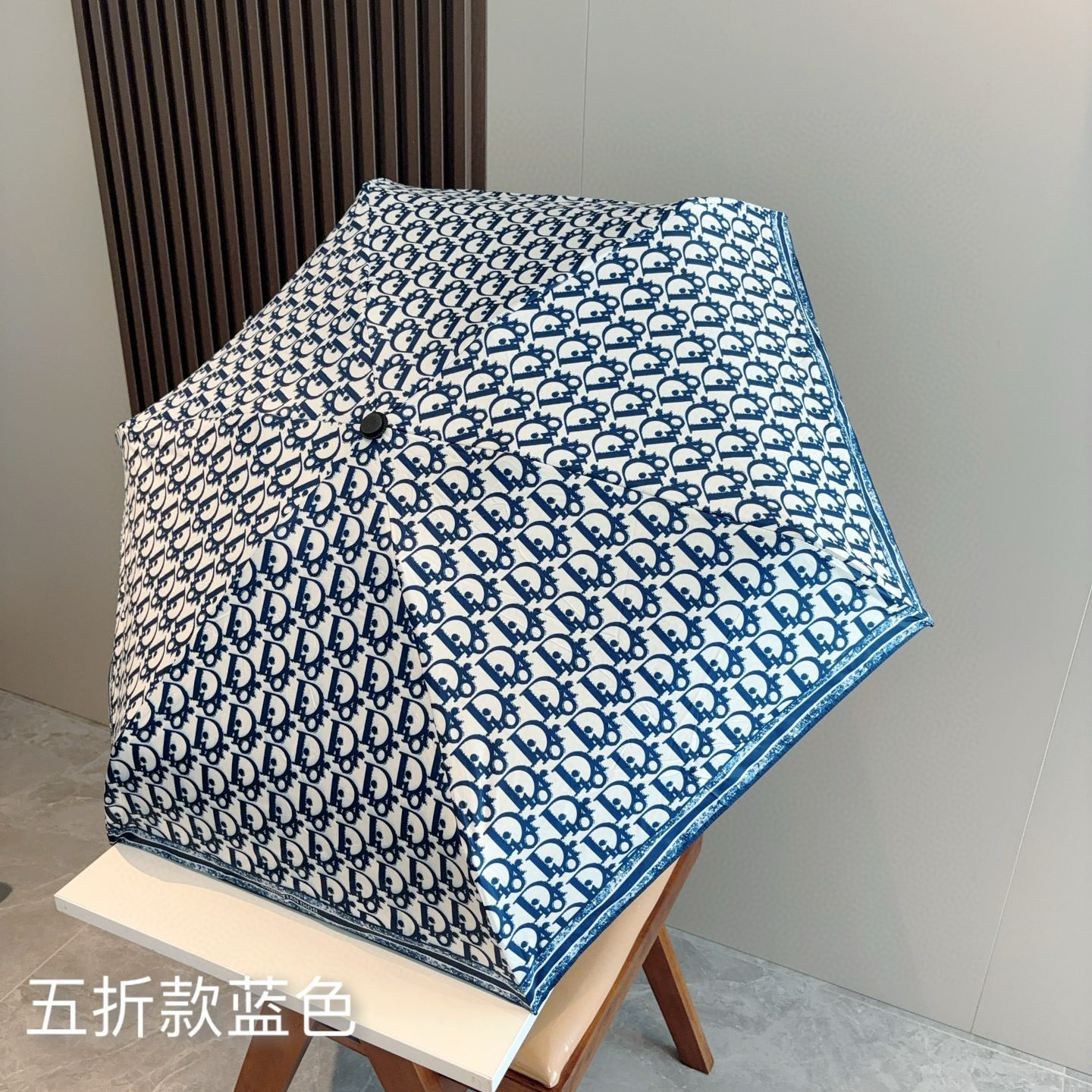  DIOR （迪奥） 五折手开折叠伞 超轻口袋 仅18cm  热卖款 时尚指数爆表 无论晴天雨天使用都相