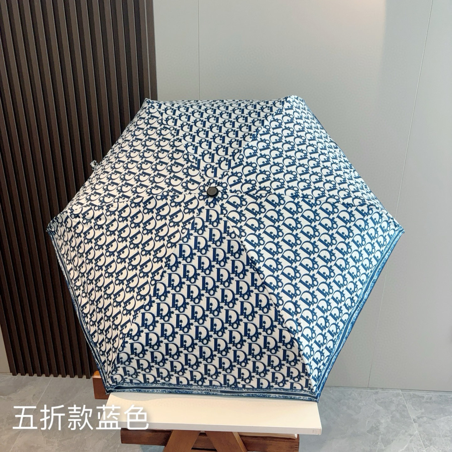  DIOR （迪奥） 五折手开折叠伞 超轻口袋 仅18cm  热卖款 时尚指数爆表 无论晴天雨天使用都相