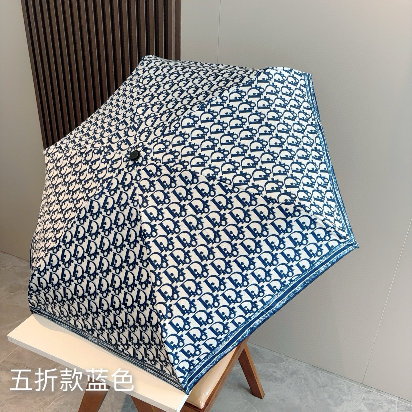  DIOR （迪奥） 五折手开折叠伞 超轻口袋 仅18cm  热卖款 时尚指数爆表 无论晴天雨天使用都相