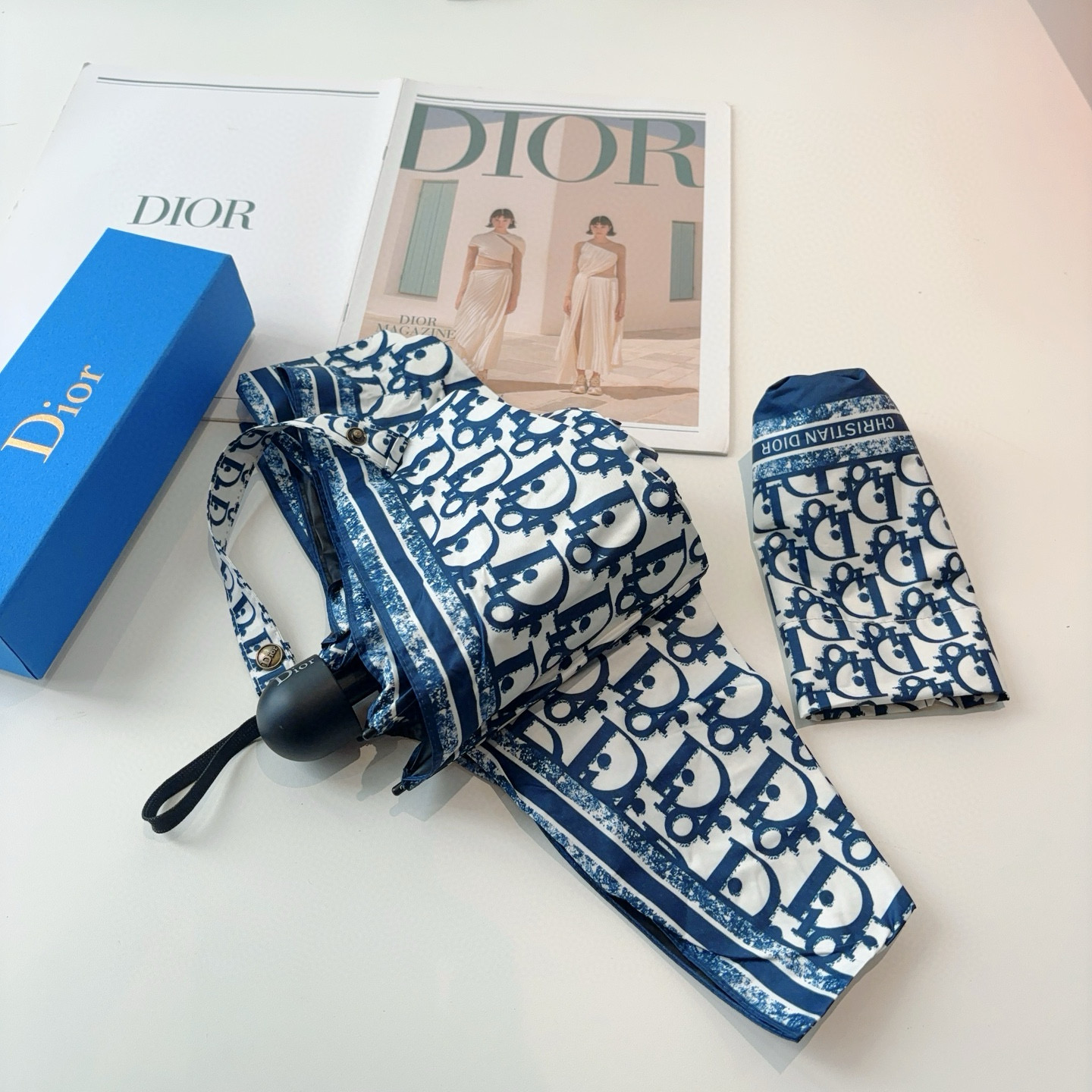  DIOR （迪奥） 五折手开折叠伞 超轻口袋 仅18cm  热卖款 时尚指数爆表 无论晴天雨天使用都相