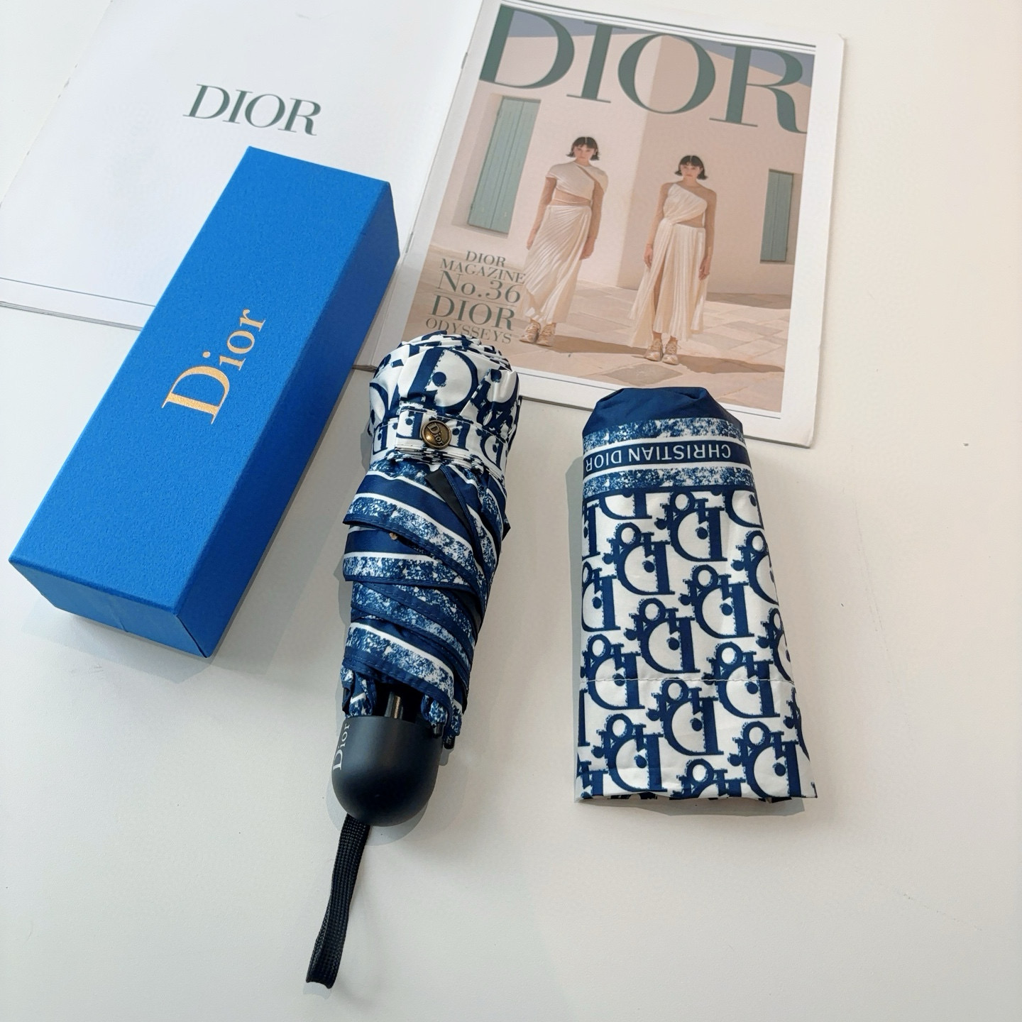  DIOR （迪奥） 五折手开折叠伞 超轻口袋 仅18cm  热卖款 时尚指数爆表 无论晴天雨天使用都相
