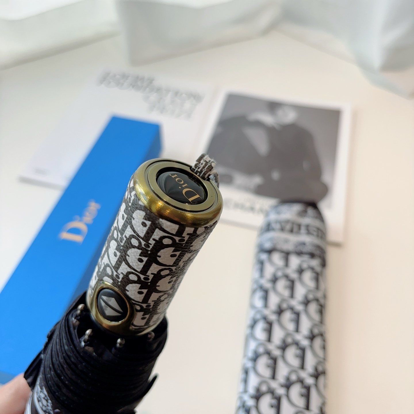  DIOR（迪奥） 三折自动折叠晴雨伞  时尚原单代工品质 细节精致 看得见的品质 打破一成不变 色泽纯