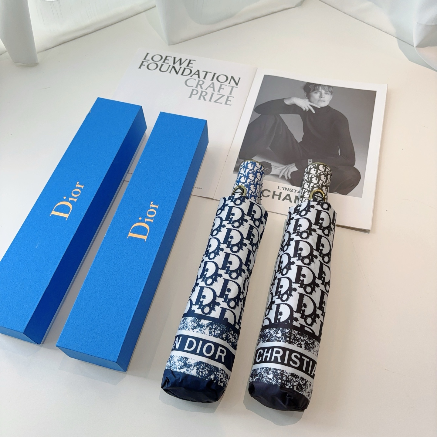  DIOR（迪奥） 三折自动折叠晴雨伞  时尚原单代工品质 细节精致 看得见的品质 打破一成不变 色泽纯