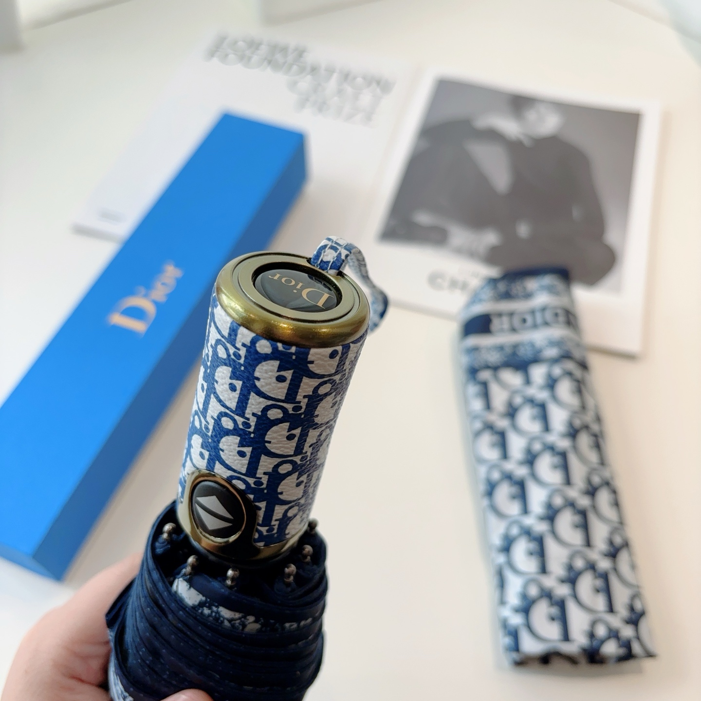  DIOR（迪奥） 三折自动折叠晴雨伞  时尚原单代工品质 细节精致 看得见的品质 打破一成不变 色泽纯