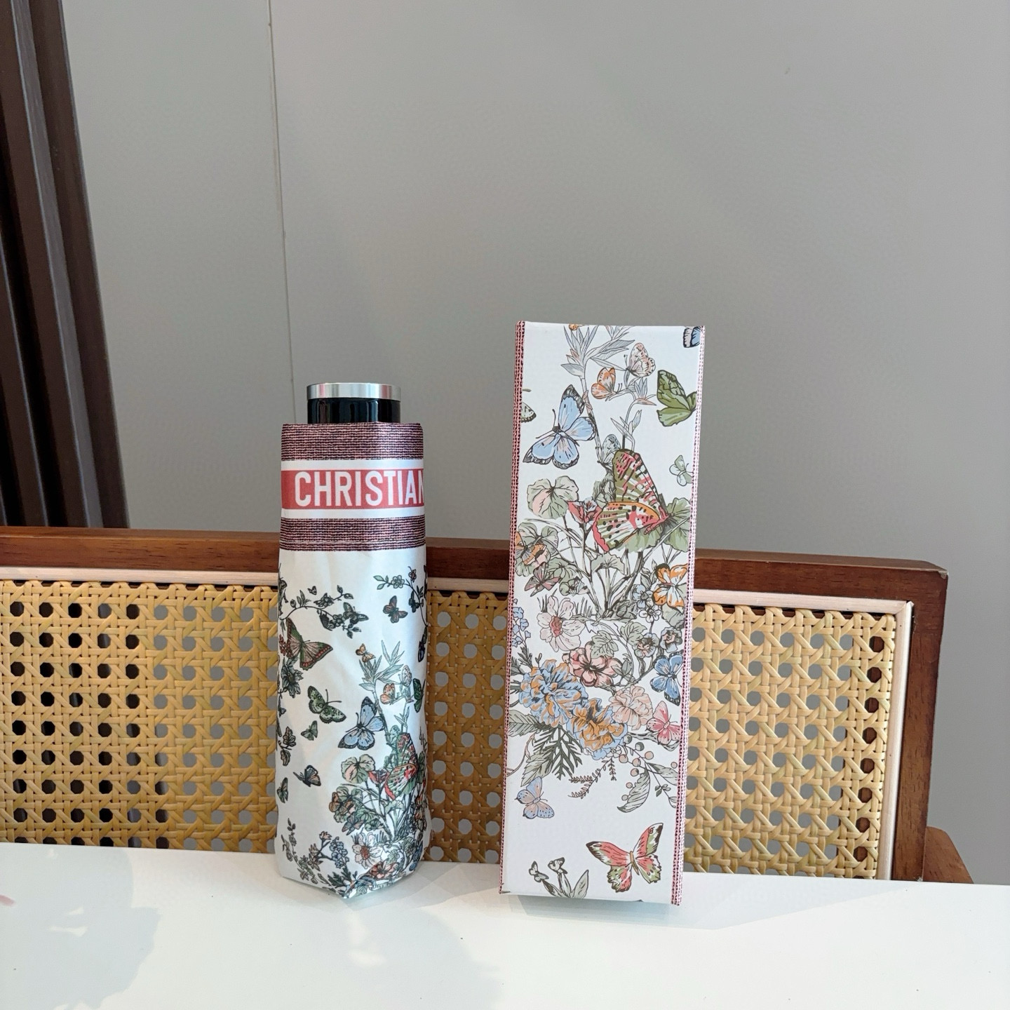  DIOR （迪奥） 五折手开折叠伞 超轻口袋 仅18cm  热卖款 时尚指数爆表 无论晴天雨天使用都相