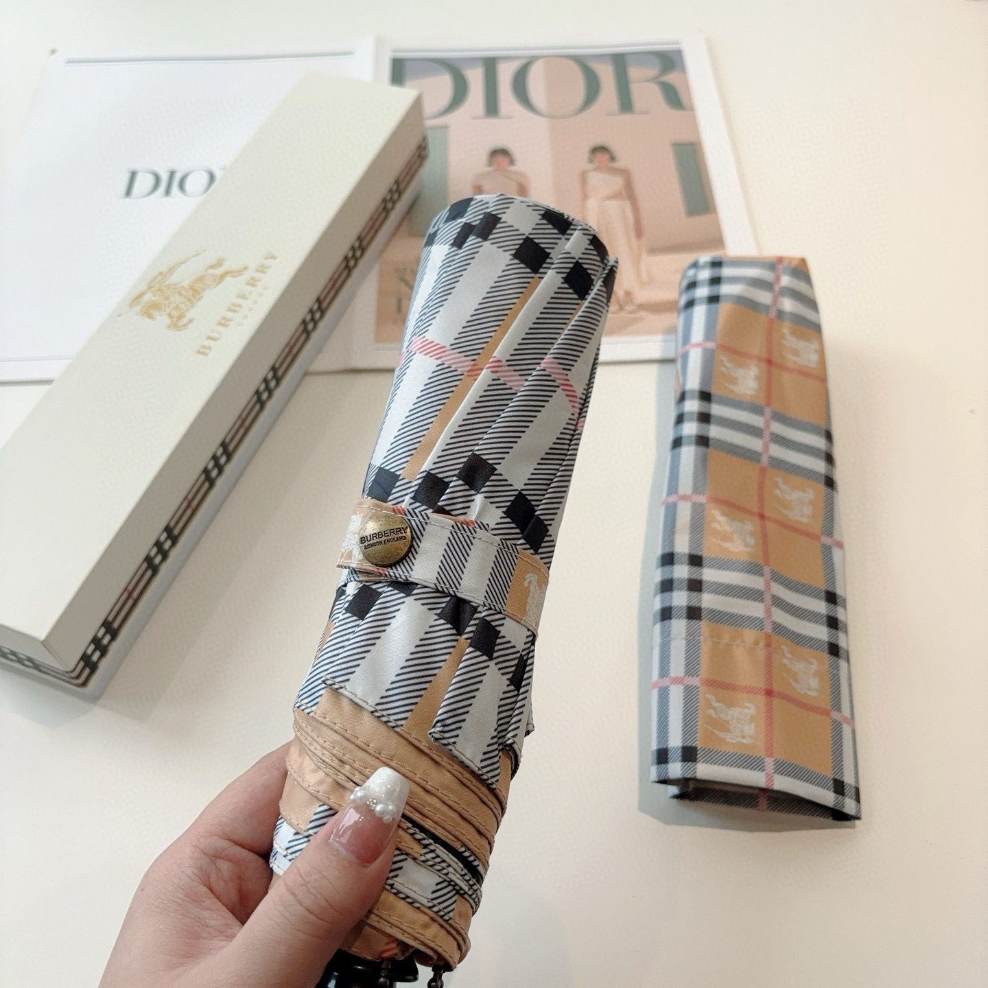  BURBERRY（巴宝莉） 三折自动折叠晴雨伞 年度巅峰之作 经典 高雅 时髦 这就是被称为英国BUR
